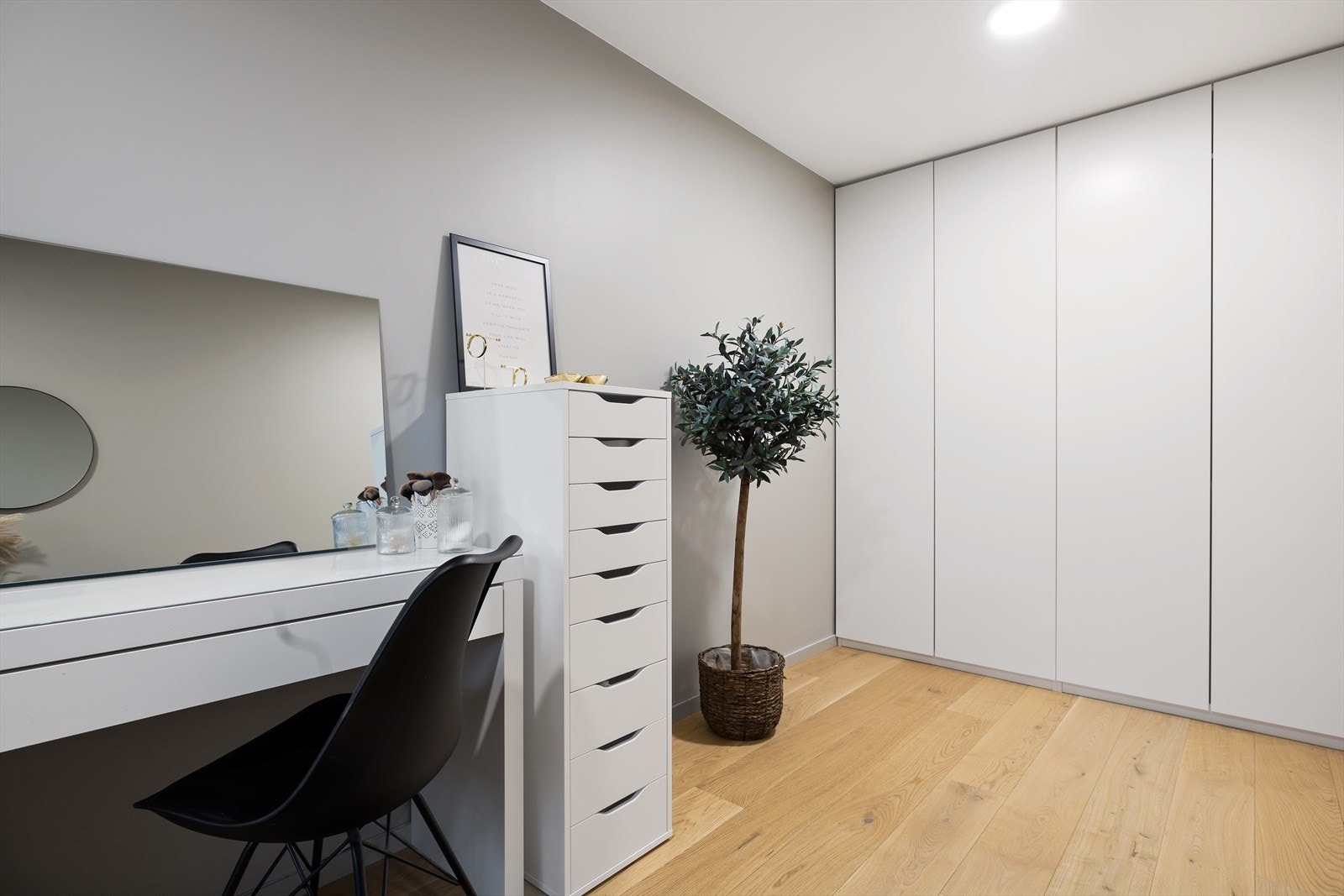 Soverommet har godt med skapplass. Galleribilde