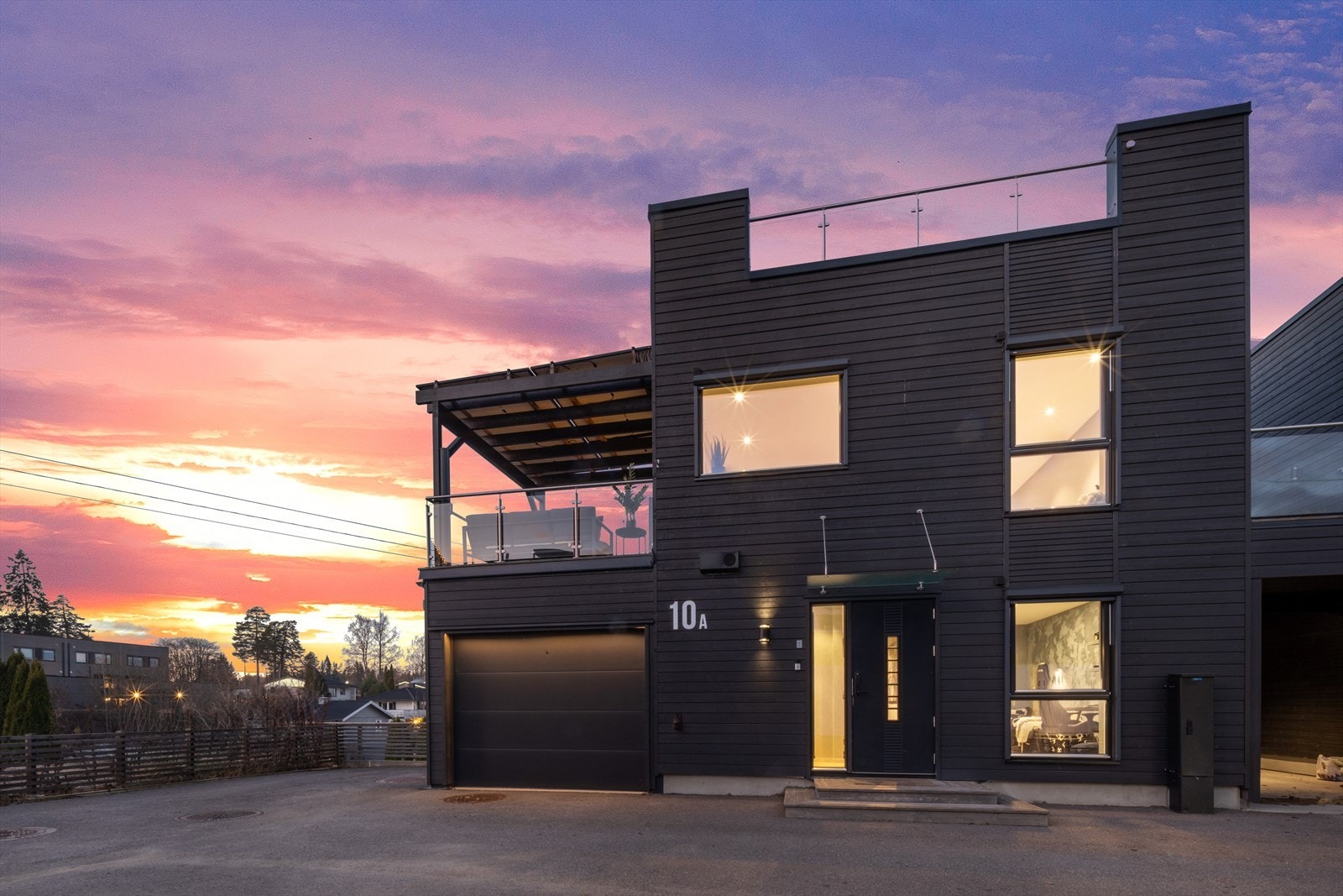 Dette er en påkostet og nyere kjedet enebolig fra 2020 med gjennomført stil og moderne løsninger. Galleribilde