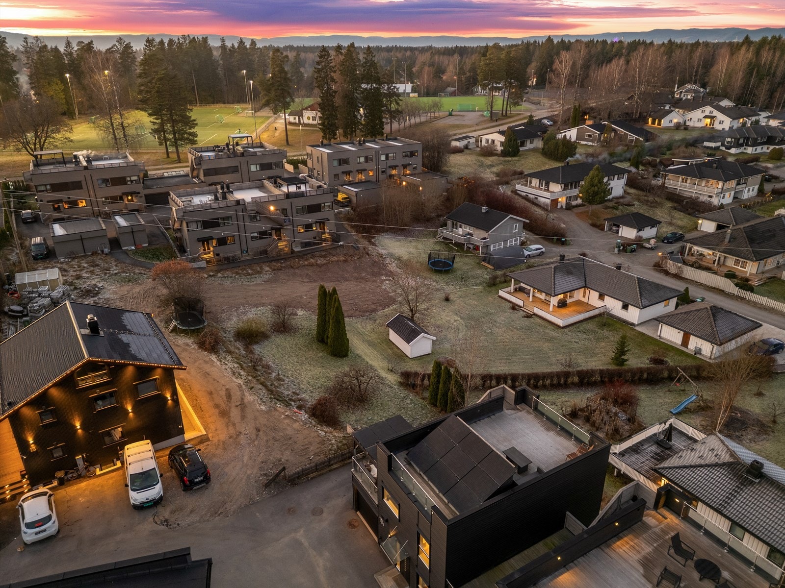 Det er umiddelbar nærhet til flotte tur- og friluftsområder, som populære Nordbytjernet. Galleribilde