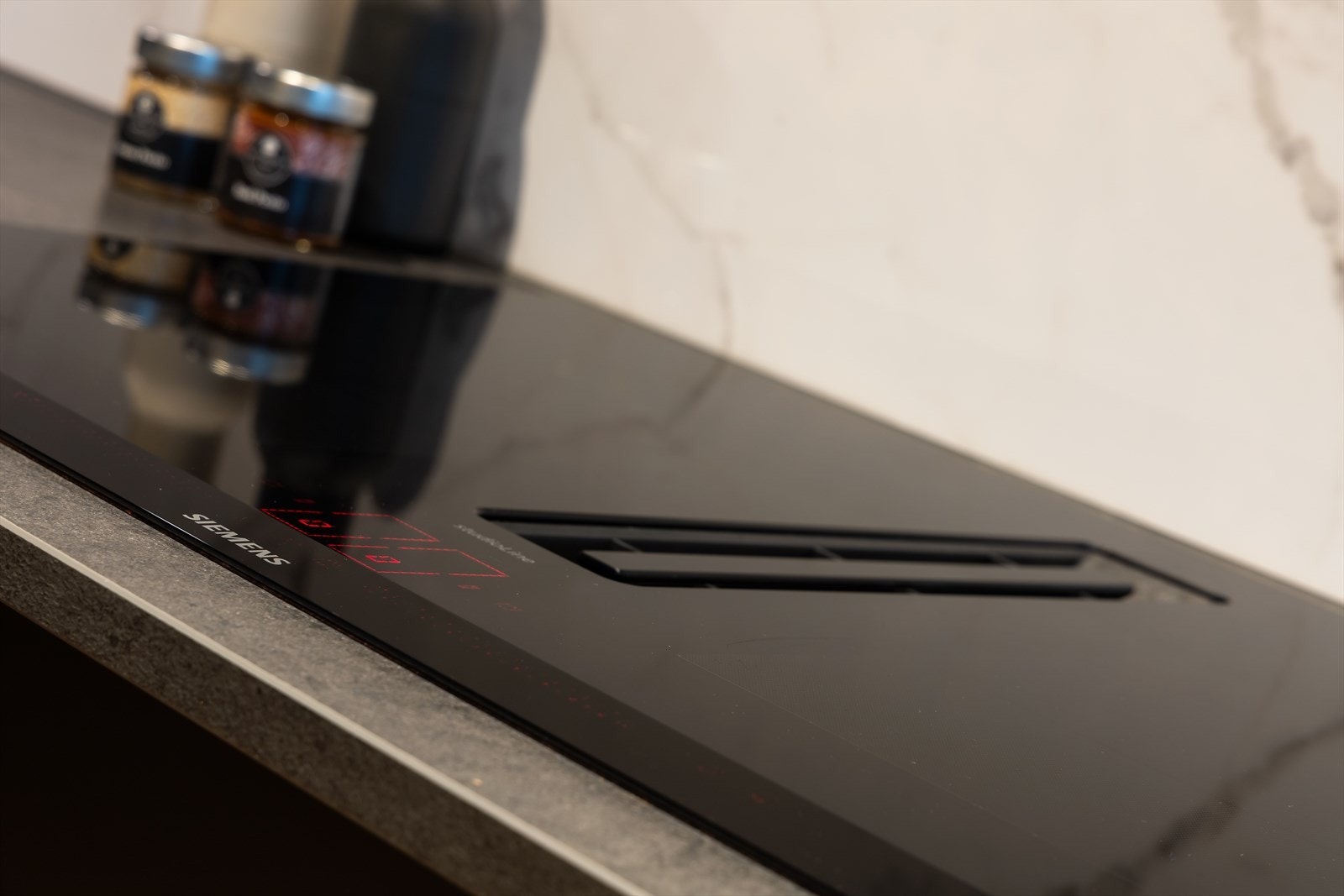 Induksjon platetopp med integrert vifte. Galleribilde