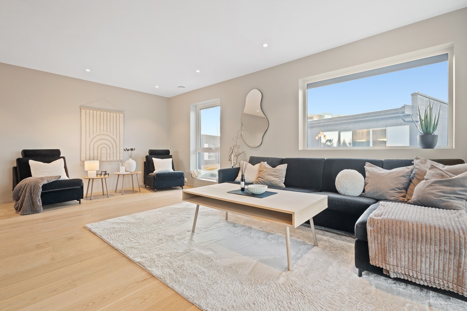 Overflatene er lysmalte, og gulvet er belagt med parkett. Galleribilde