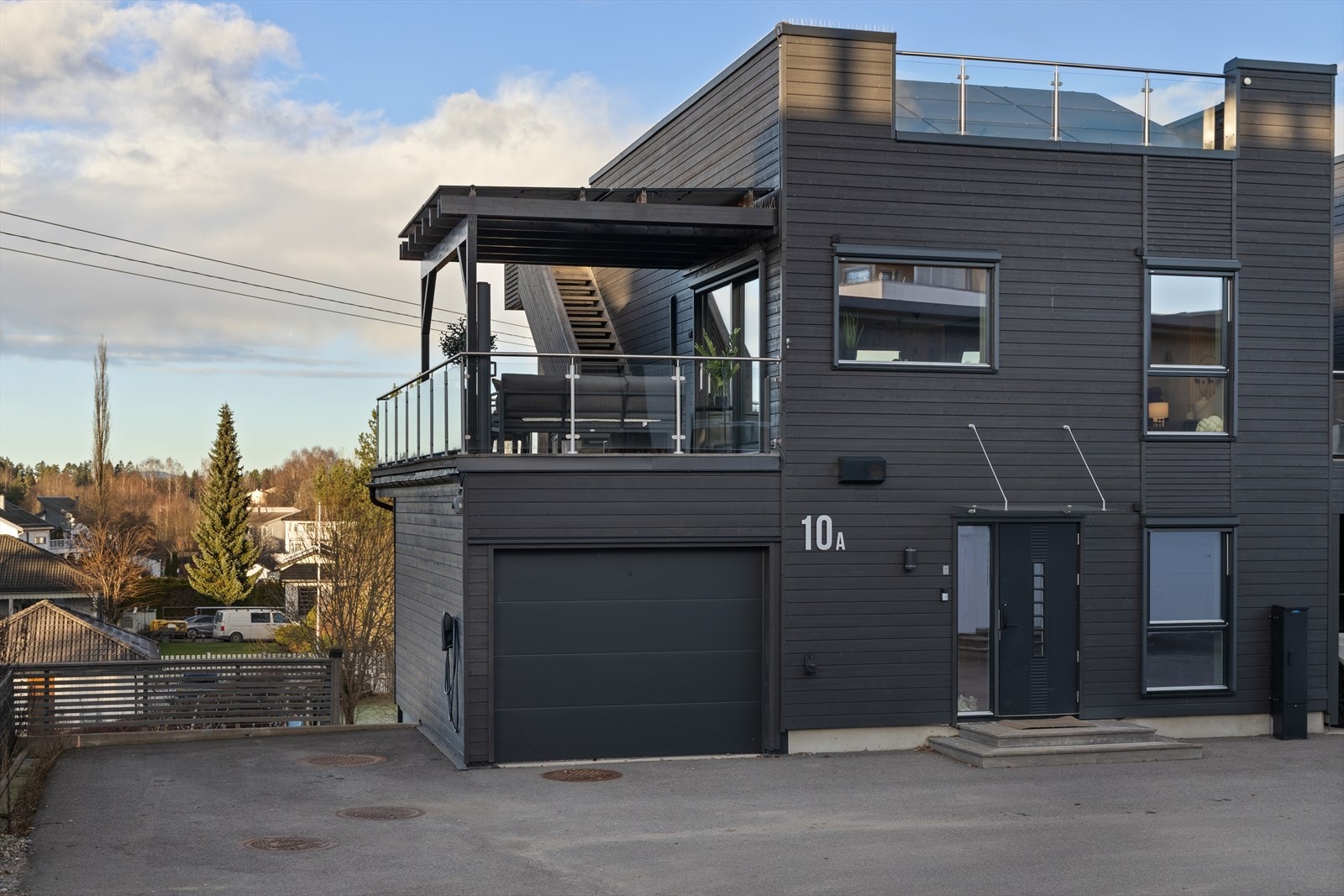 Boligen har garasje med praktisk bod i bakkant. Det er installert elbil lader på ytterveggen. Galleribilde