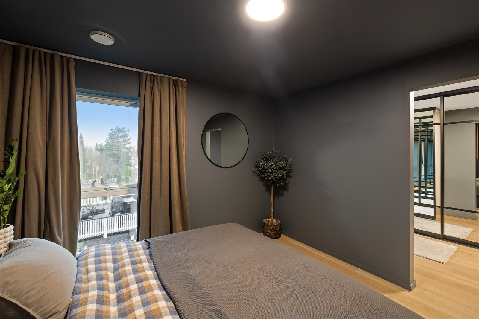 Hovedsoverommet har godt med plass til dobbeltseng og nattbord. Galleribilde