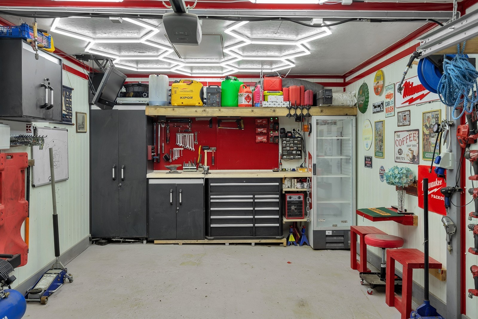 Selger opplyser om at det er montert 3-fase kontakt i garasjen Galleribilde