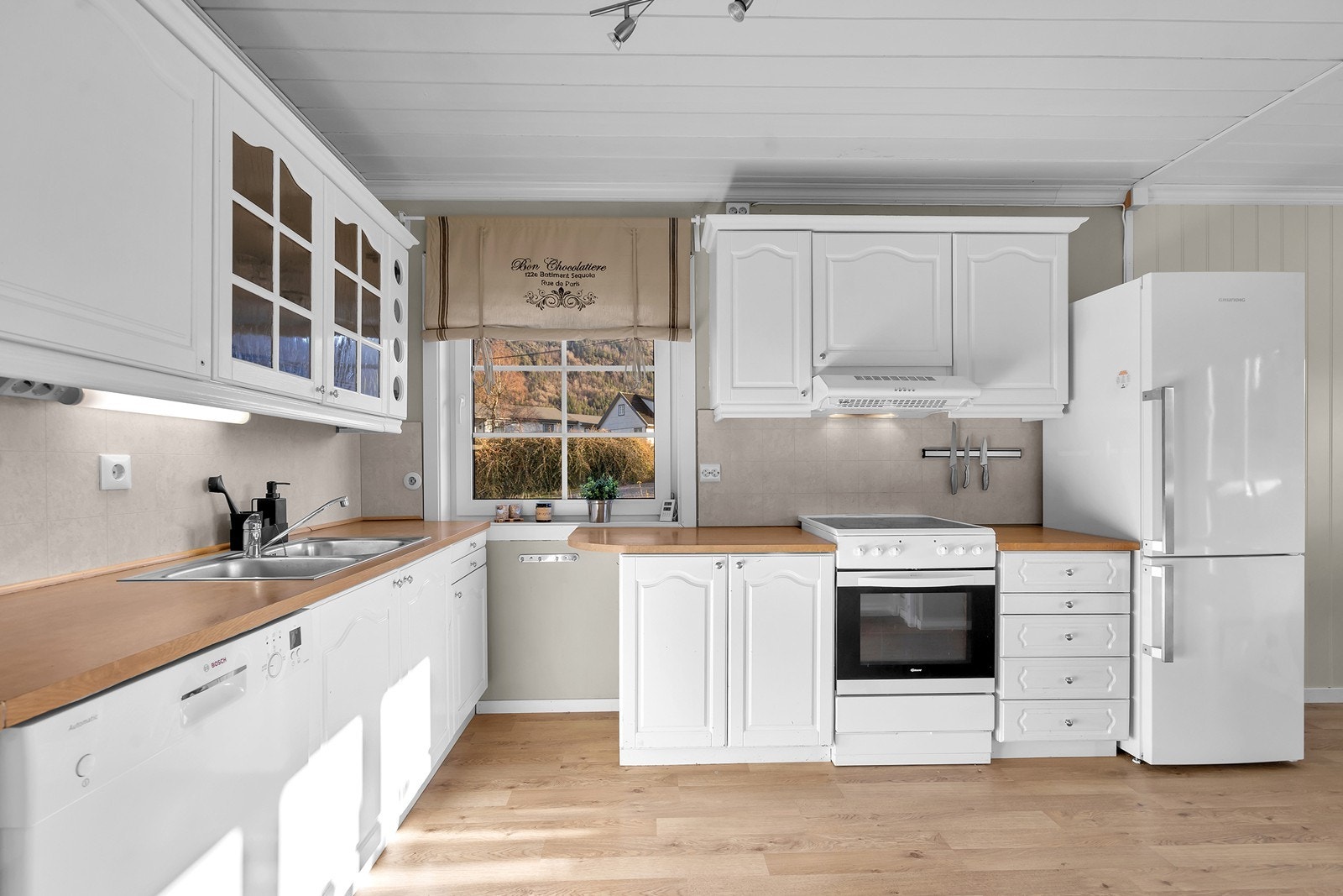 Stort kjøkken med god benk- og skapplass Galleribilde