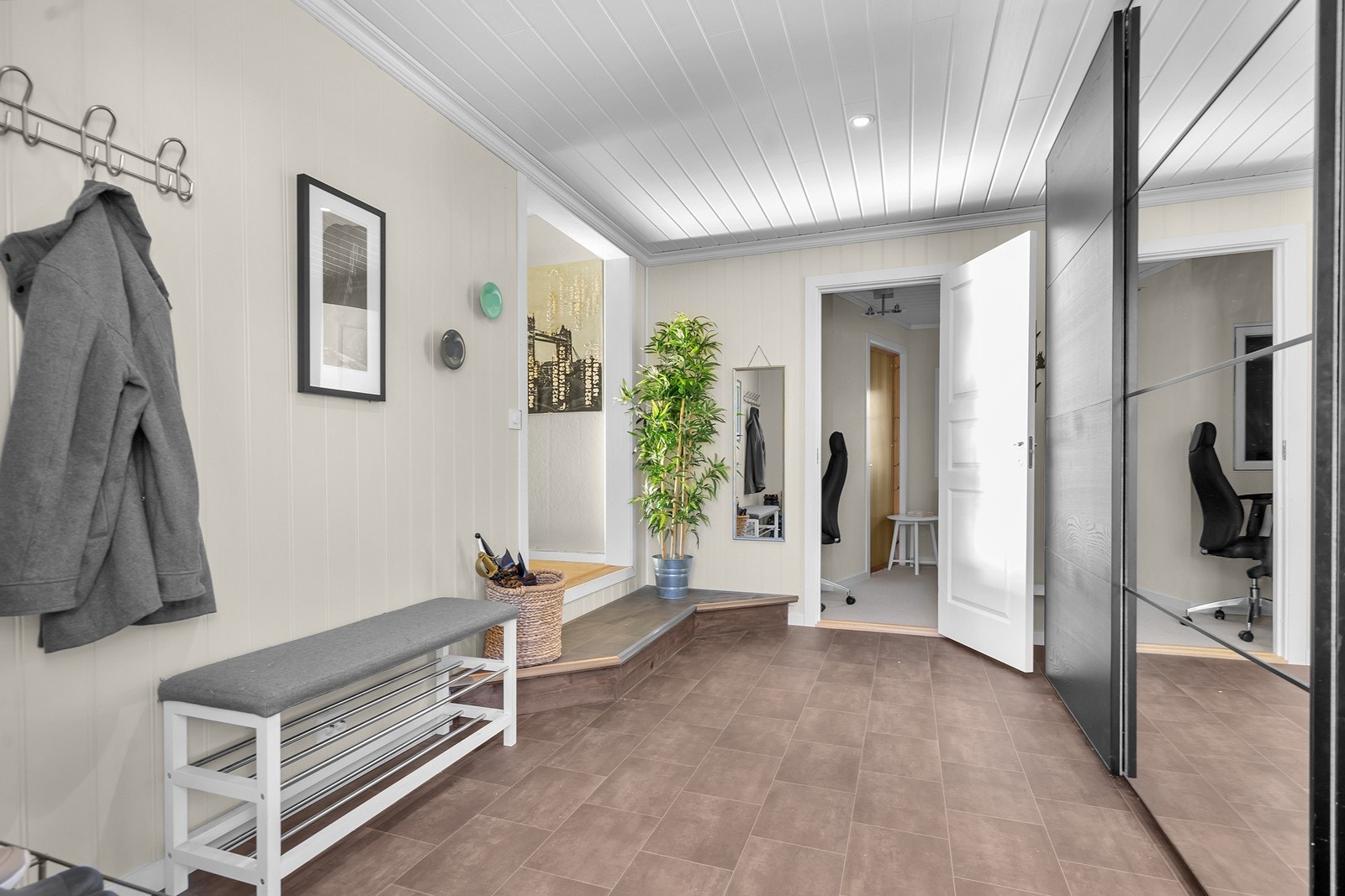 Romslig gang med stort garderobeskap for oppbevaring av ytterklær Galleribilde