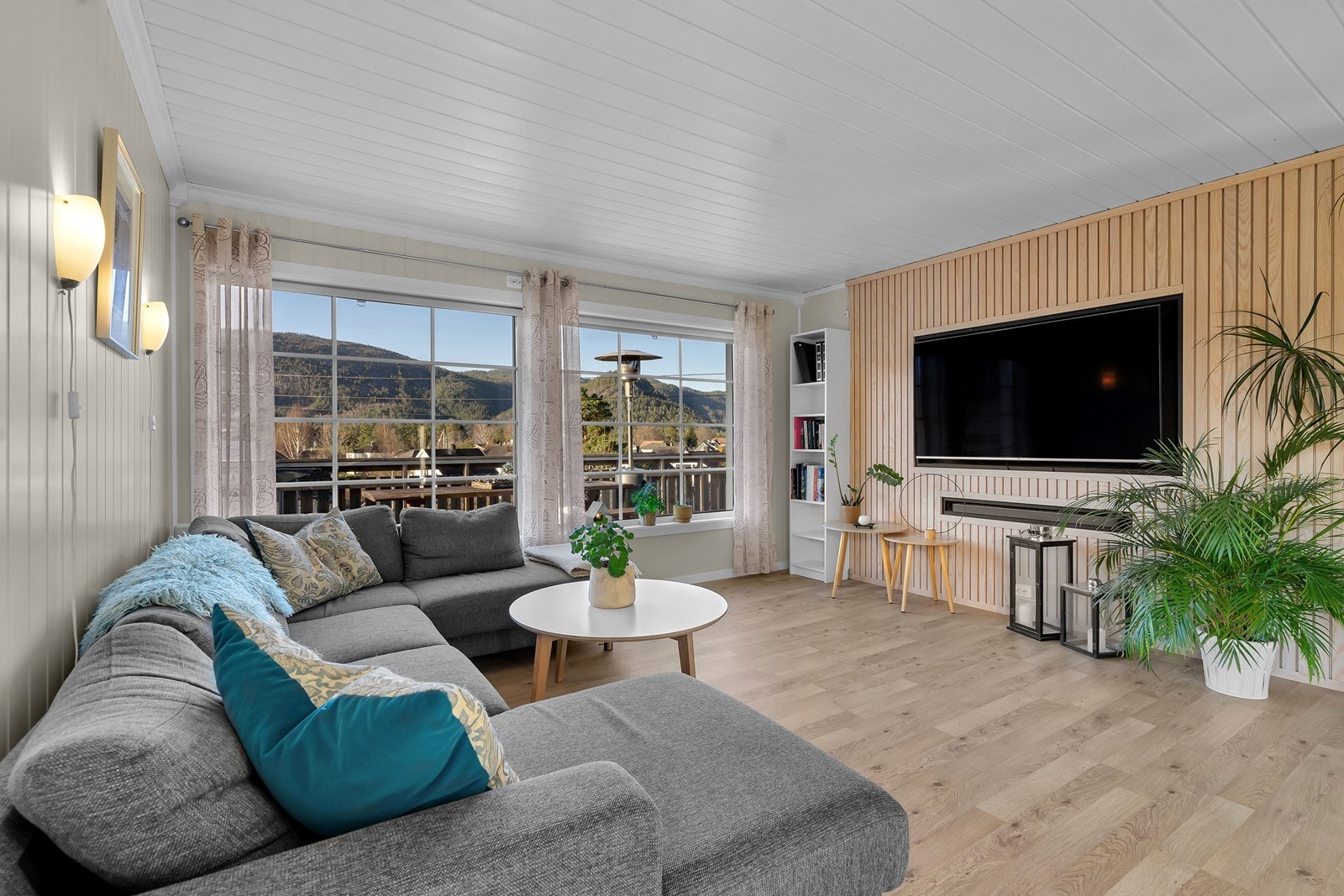 Fra stuen er det utgang til en stor og solrik veranda Galleribilde