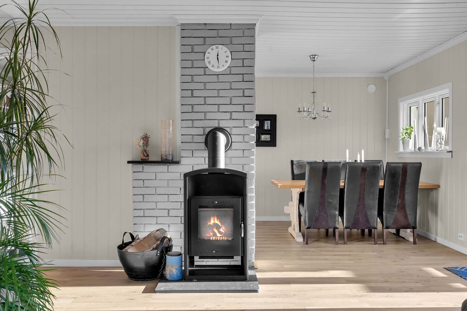 Deilig vedovn i stue som bidrar godt til både hygge og varme når gradene synker Galleribilde