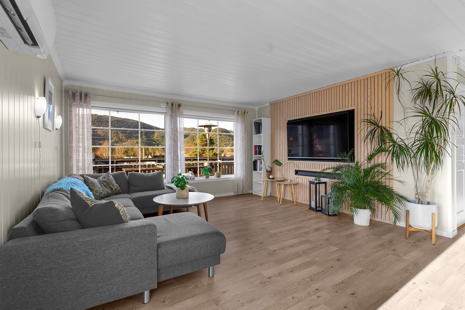 Lys og pen stue med store vindusflater som gir godt med naturlig lys Galleribilde