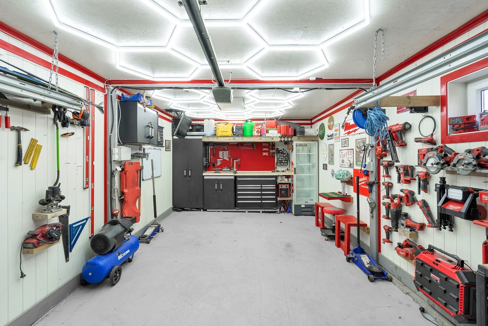 Parkering i garasje - Ellers gode parkeringsmuligheter på tomten Galleribilde