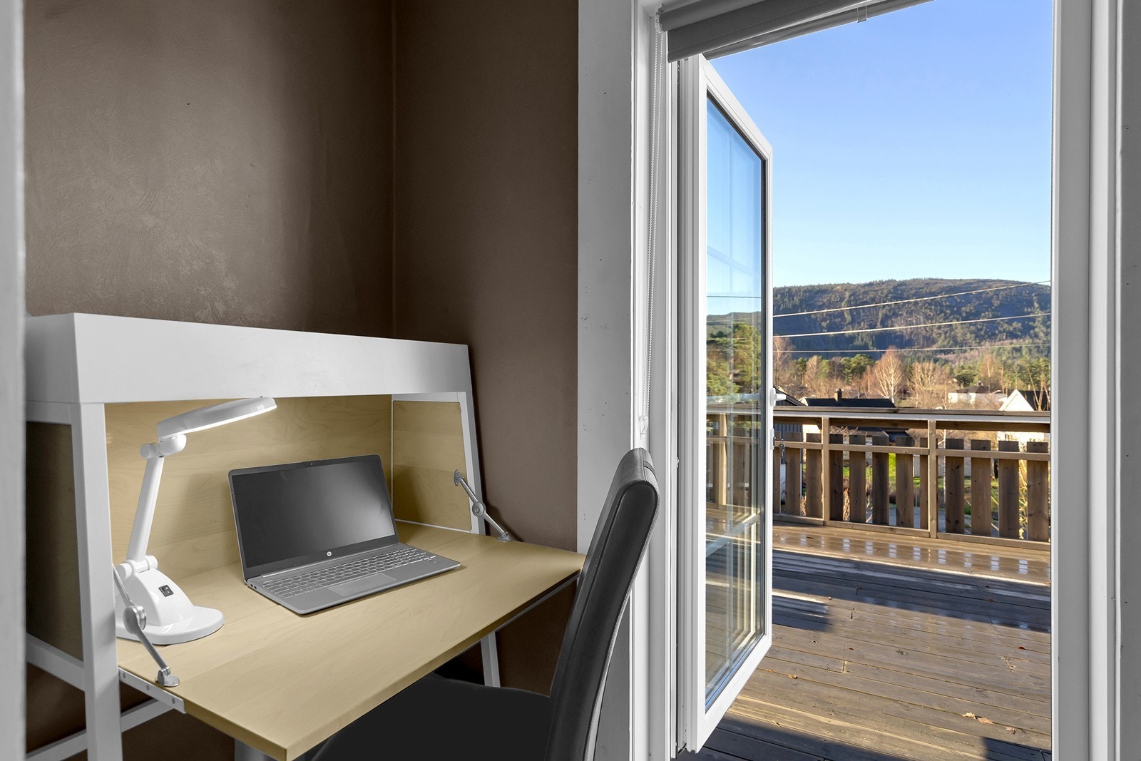 Fra soverom 1 er det utgang til veranda Galleribilde