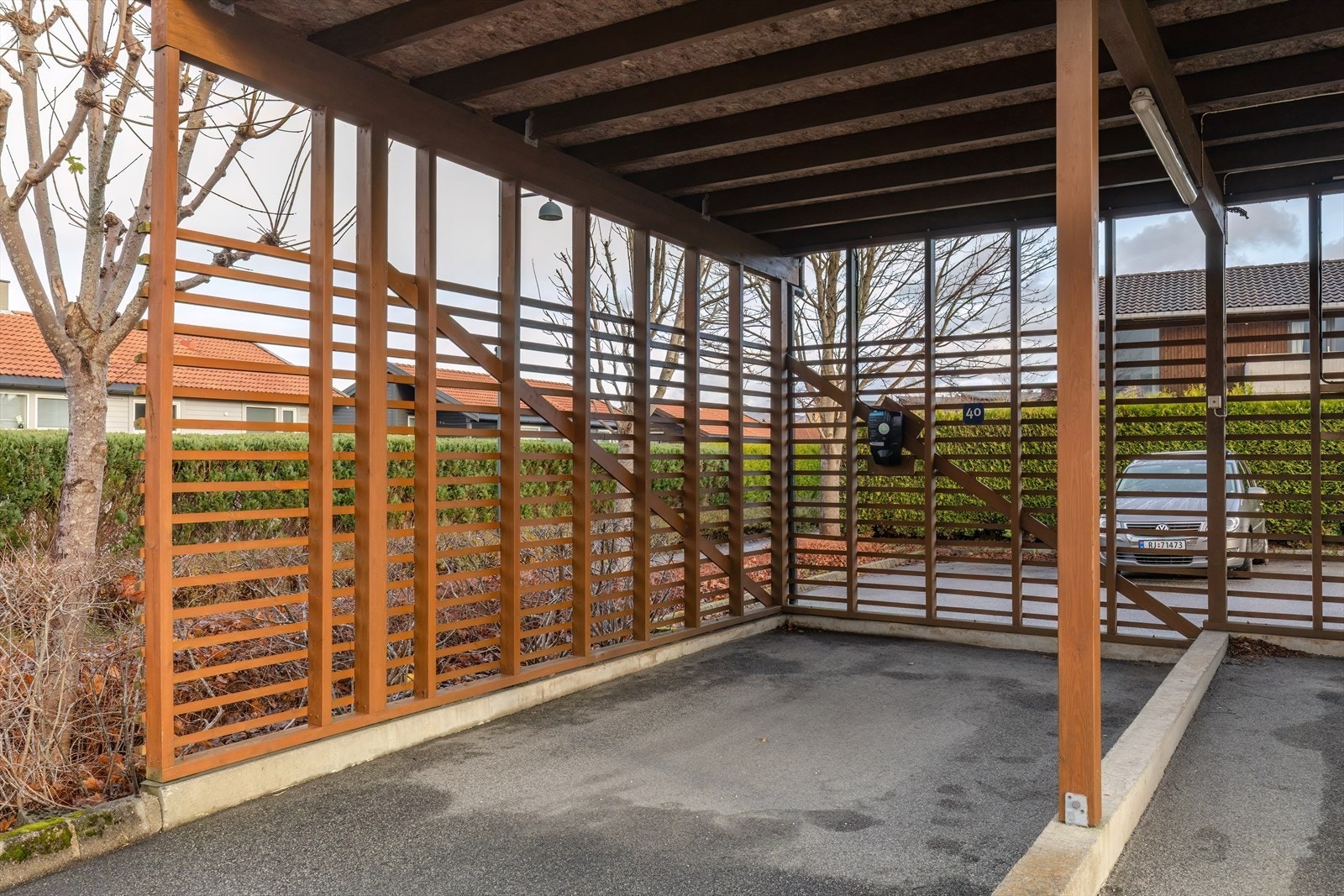 Carport med elbil lader Galleribilde