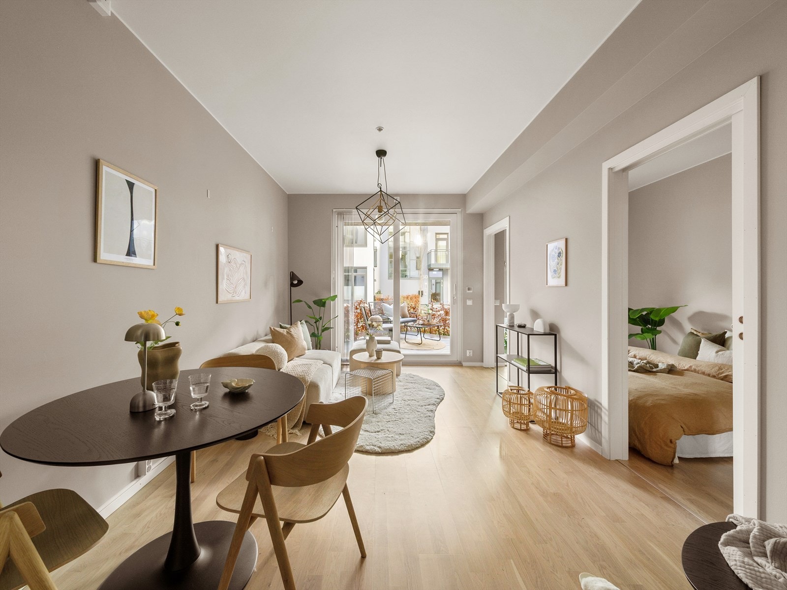 Stuen er lys og romslig og det er plass til å innrede med både sofagruppe- og spisebord. Galleribilde