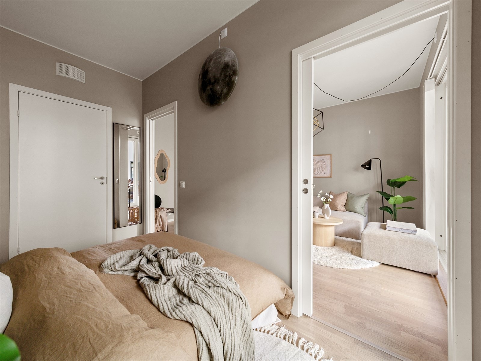 Fra soverommet er det direkte inngang til bod/"walk in" garderobe. Galleribilde