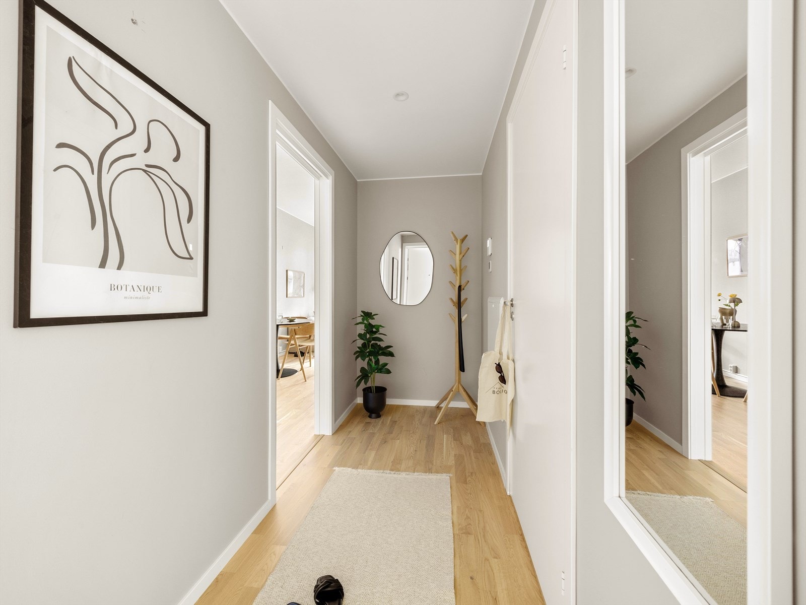 Velkommen inn i en trivelig entrè med plass til å henge fra seg yttertøy og sko. Galleribilde