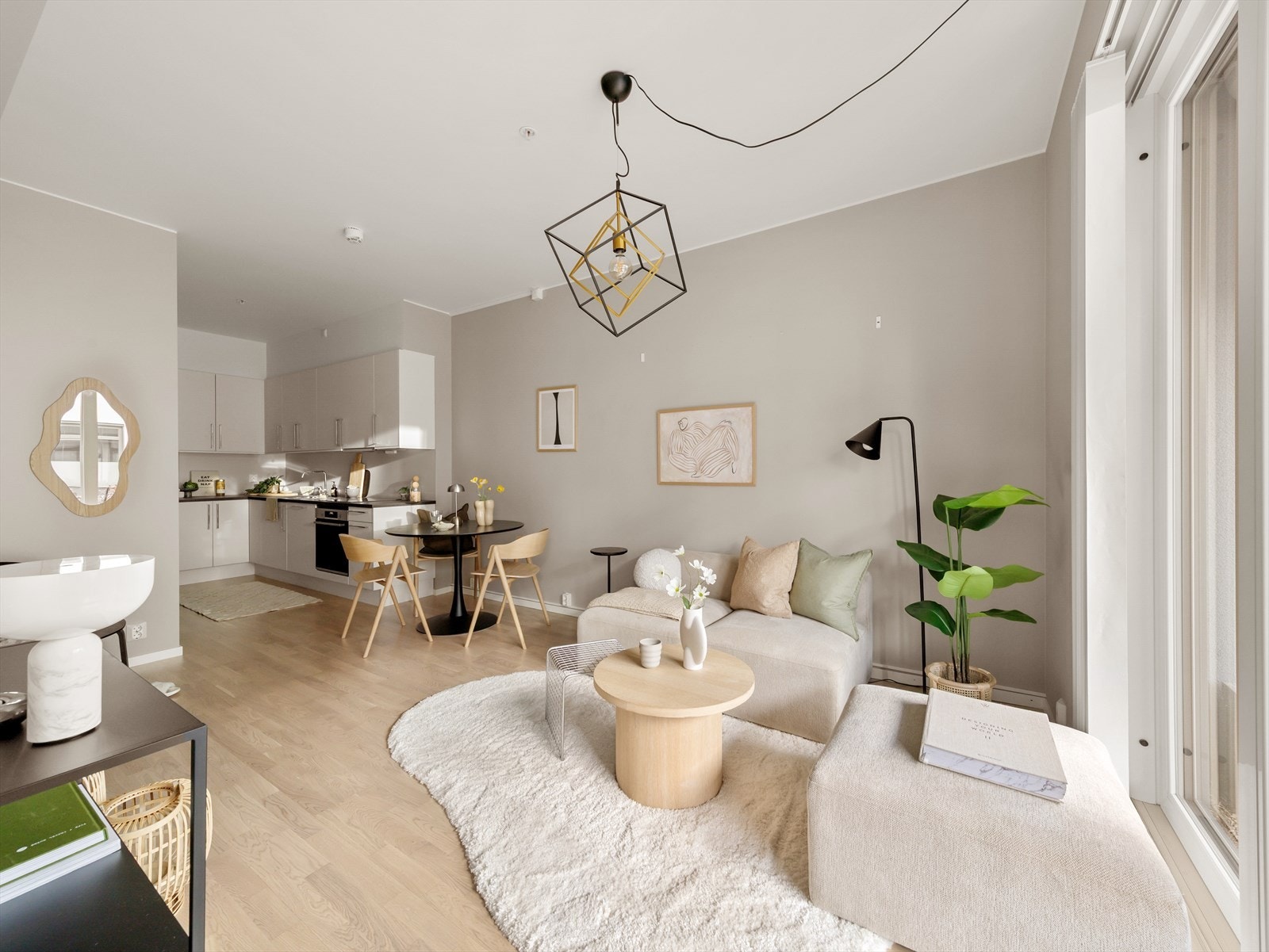 Overflatene er malt i en behagelig beige farge. Det er vannbåren gulvvarme. Galleribilde