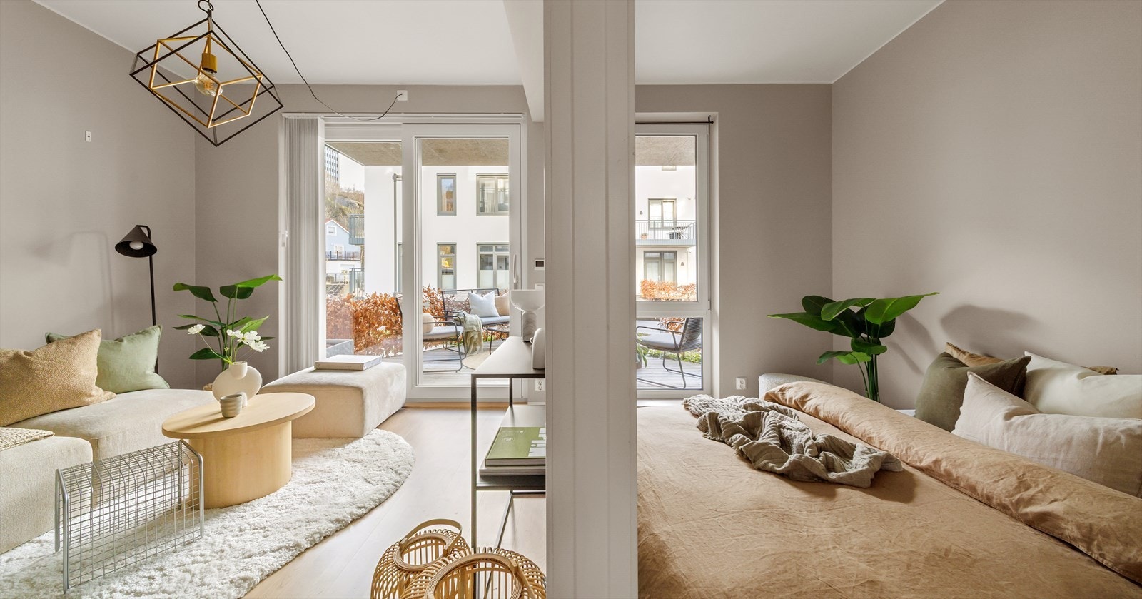 To stk. skyvedører fra stuen og inn til soverommet. Galleribilde