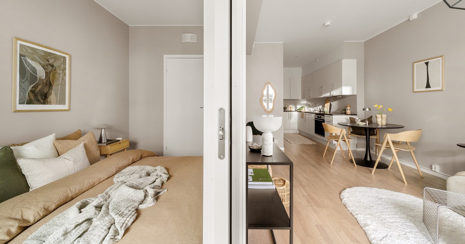 Den åpne stue-/kjøkkenløsningen er både praktisk og sosial. Galleribilde