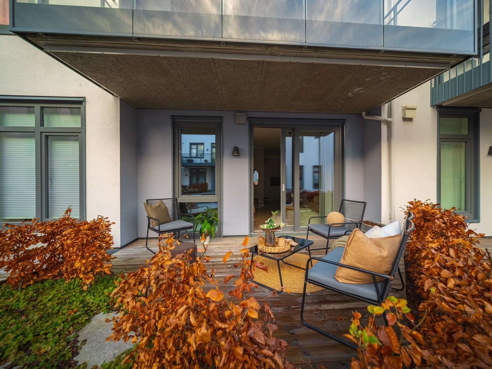 Herlig, delvis overbygget uteplass! Galleribilde