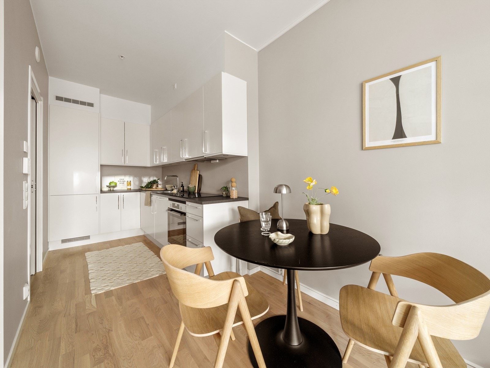 Fin plass til spisebord ved kjøkkenet. Alle hvitevarer på kjøkken er integrert. Galleribilde