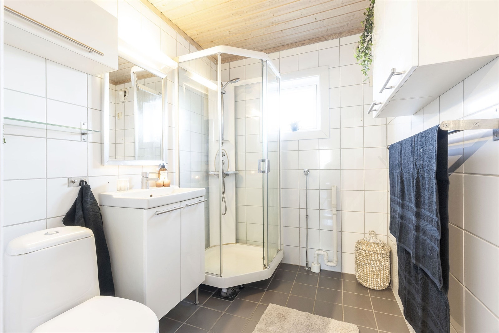 Flislagt bad fra ca. 2006 med varmekabler, servant, wc, dusj og opplegg til vaskemaskin Galleribilde