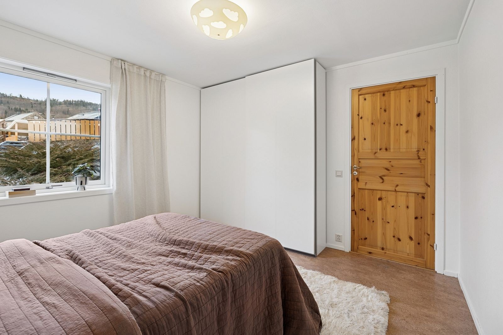 Hovedsoverommet er i dag innredet med skyvedørsgarderobe, mens de to øvrige er innredet med frittstående garderobeskap. Galleribilde