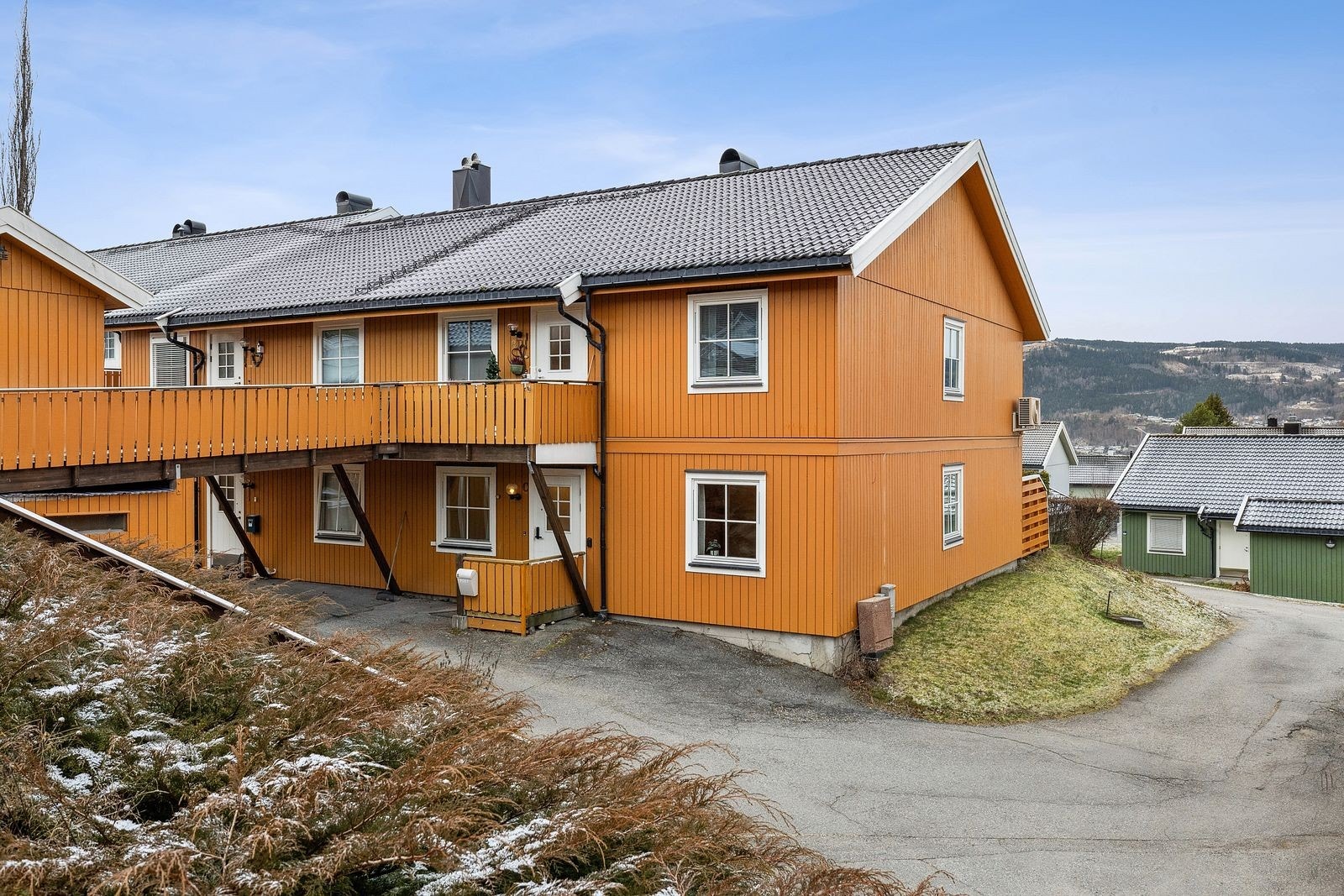 Eiendommen ligger i et populært område i Søre Ål nær dagligvare, bo og servicesenter, barnehager og skoler. Du er heller ikke langt unna sentrum med hyggelig handlegate, spisesteder, restauranter og utesteder. Galleribilde