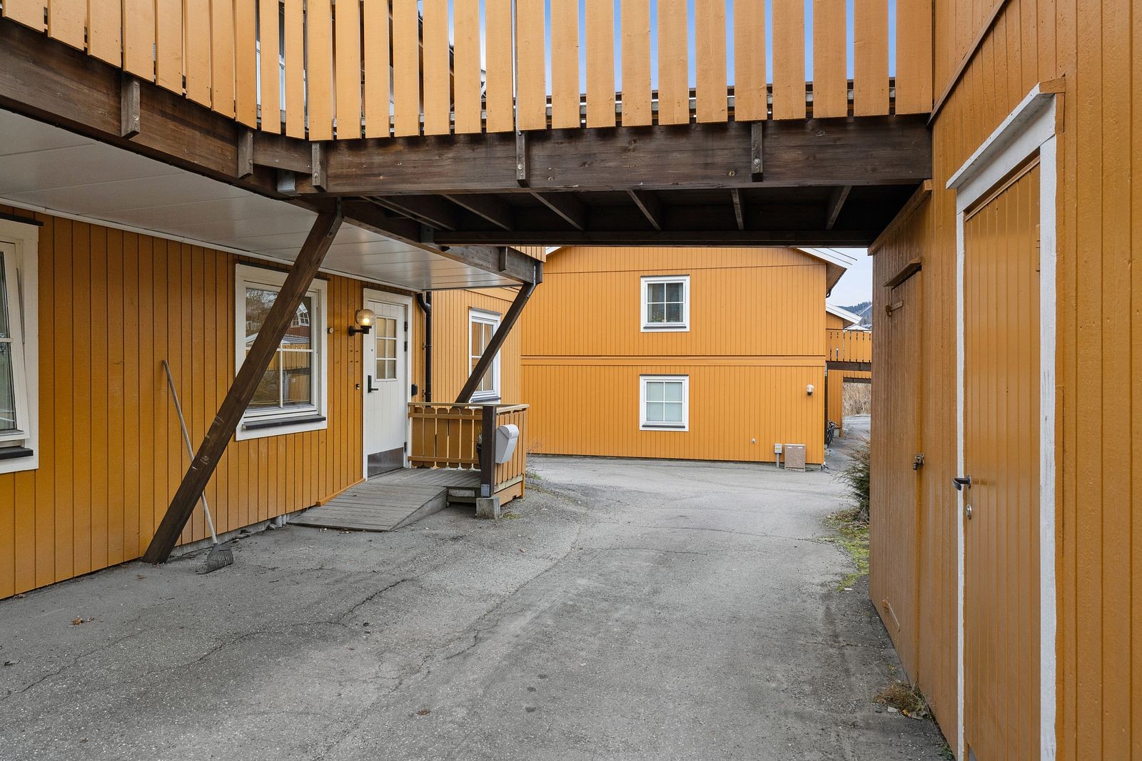 Selger disponerer 2 utvendige boder. Galleribilde