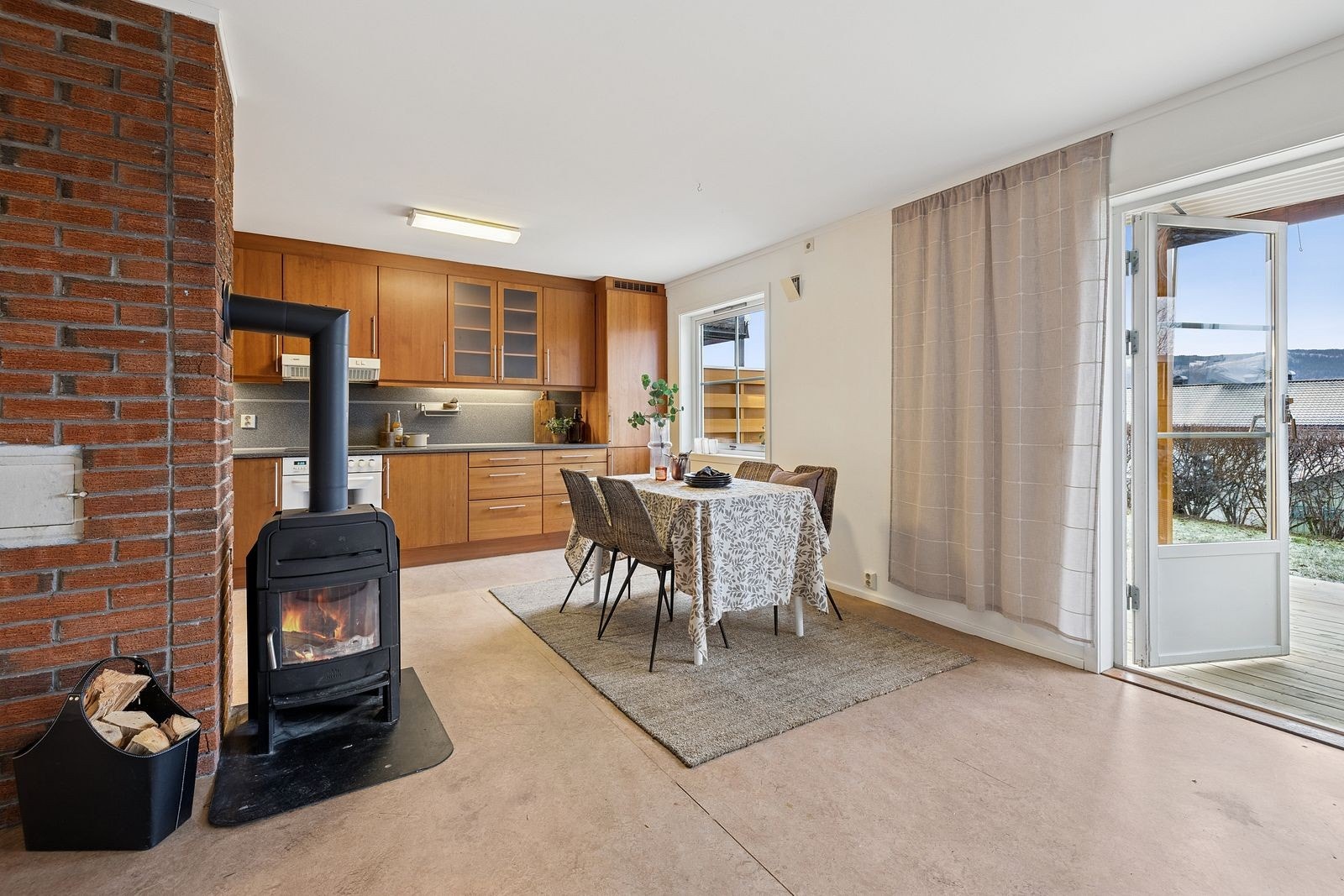 Åpen løsning mellom stue og kjøkken. Galleribilde