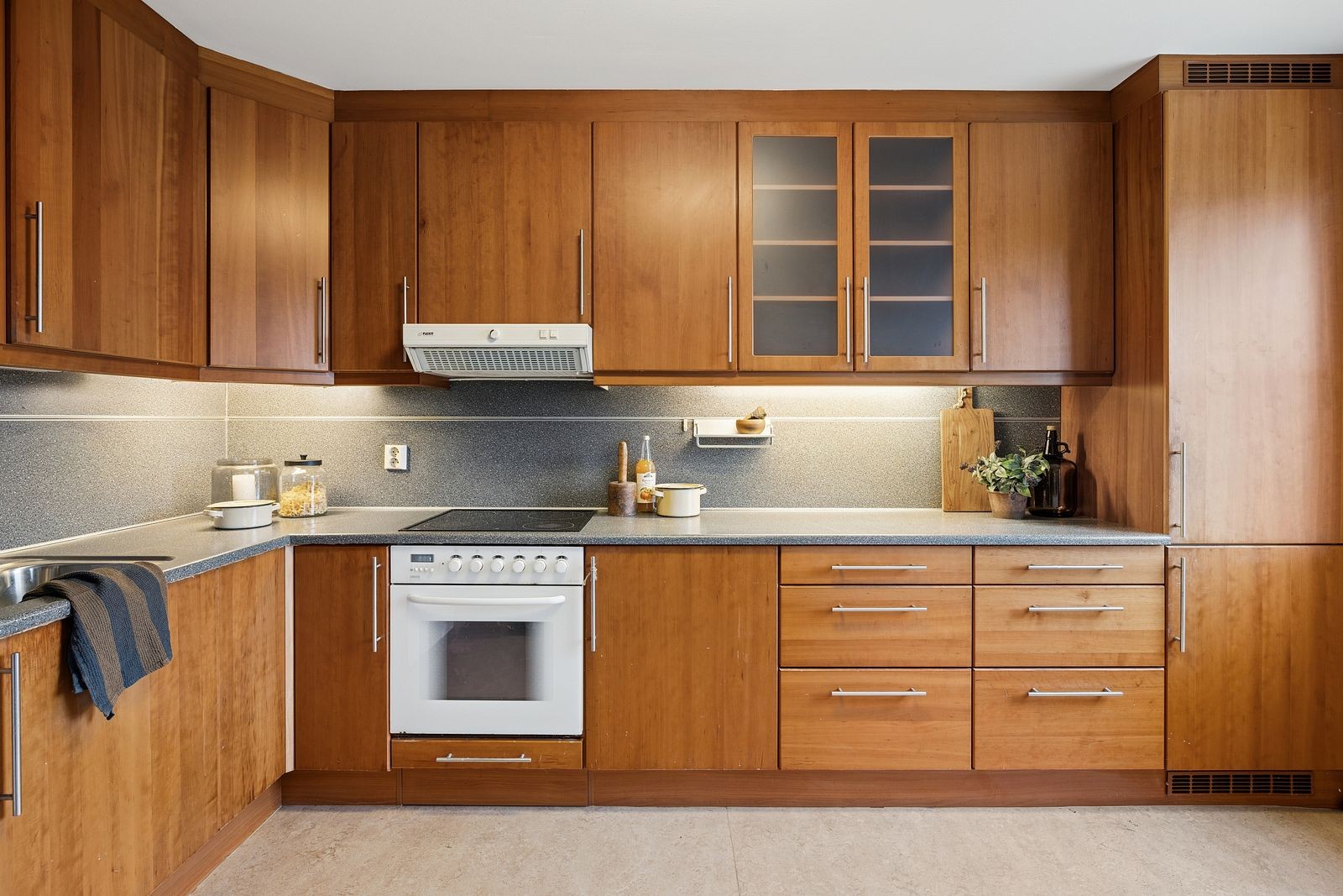 Kjøkkenet har innredning med glatte fronter og laminat benkeplate. Galleribilde