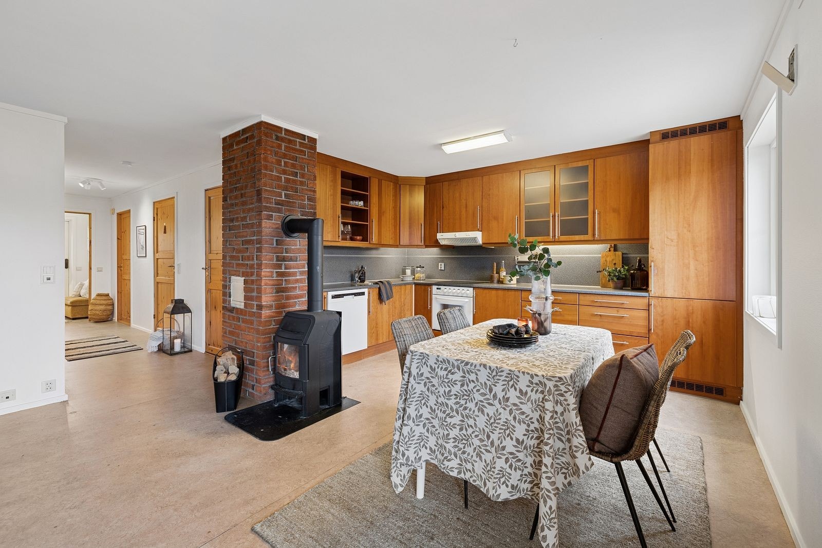 God plass til spiseruppe - strategisk plassert iht. kjøkkenet. Galleribilde