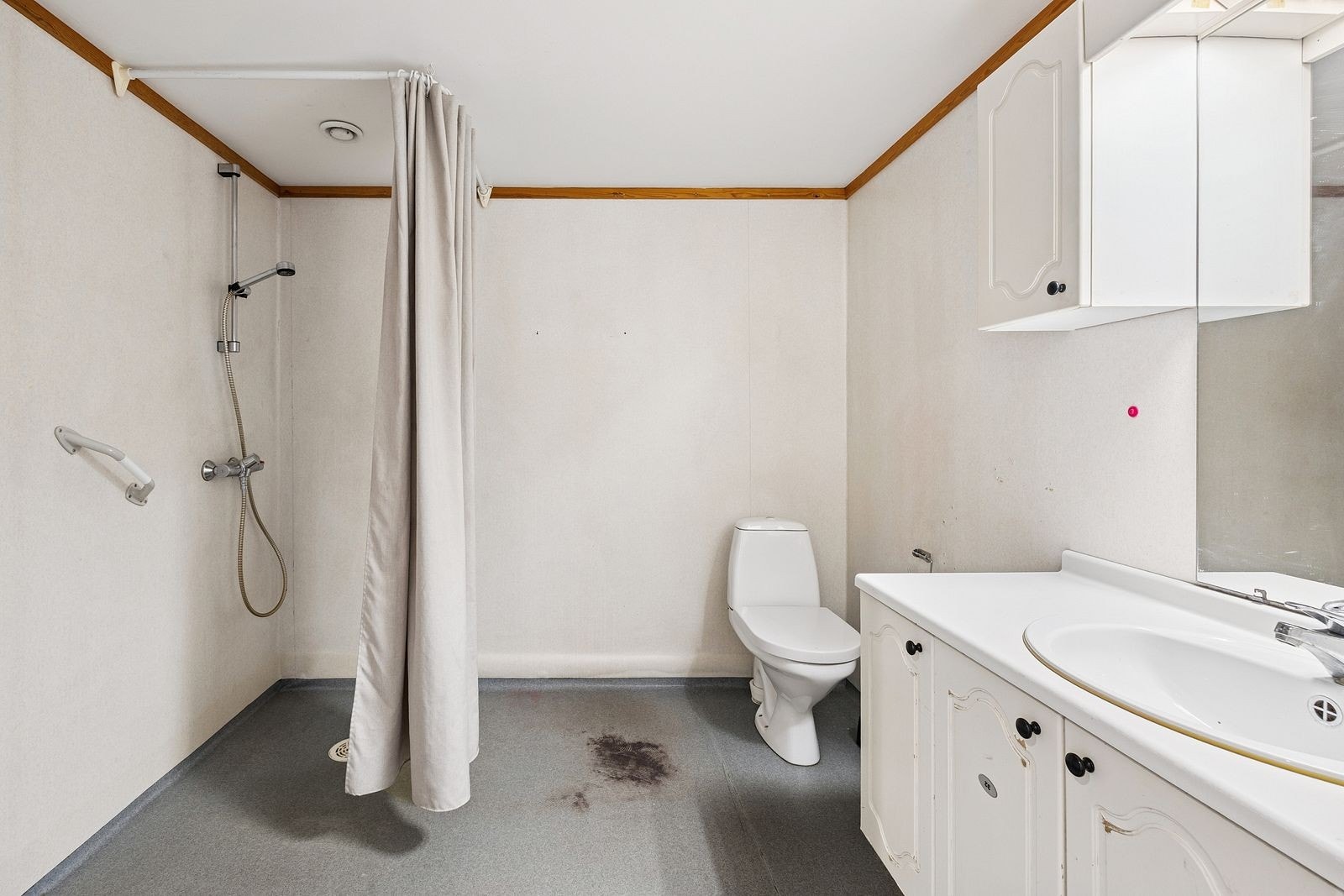 Rommet er utstyrt med innredning med nedfelt servant, toalett, dusj med forheng, samt opplegg for vaskemaskin. Galleribilde