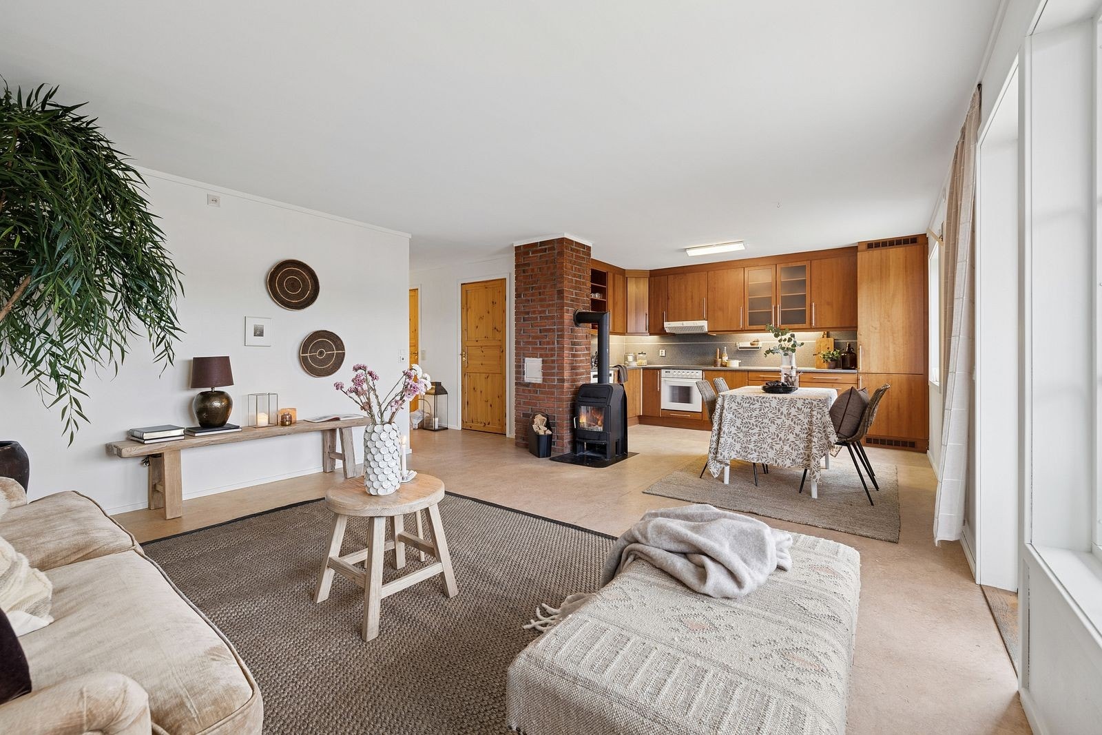 Oppvarming i boligen skjer via varmekabler i vindfang, gang, stue/kjøkken og bad. Vedovn på stue/kjøkken sikrer ekstra god temperatur og knitrende hygge. Galleribilde