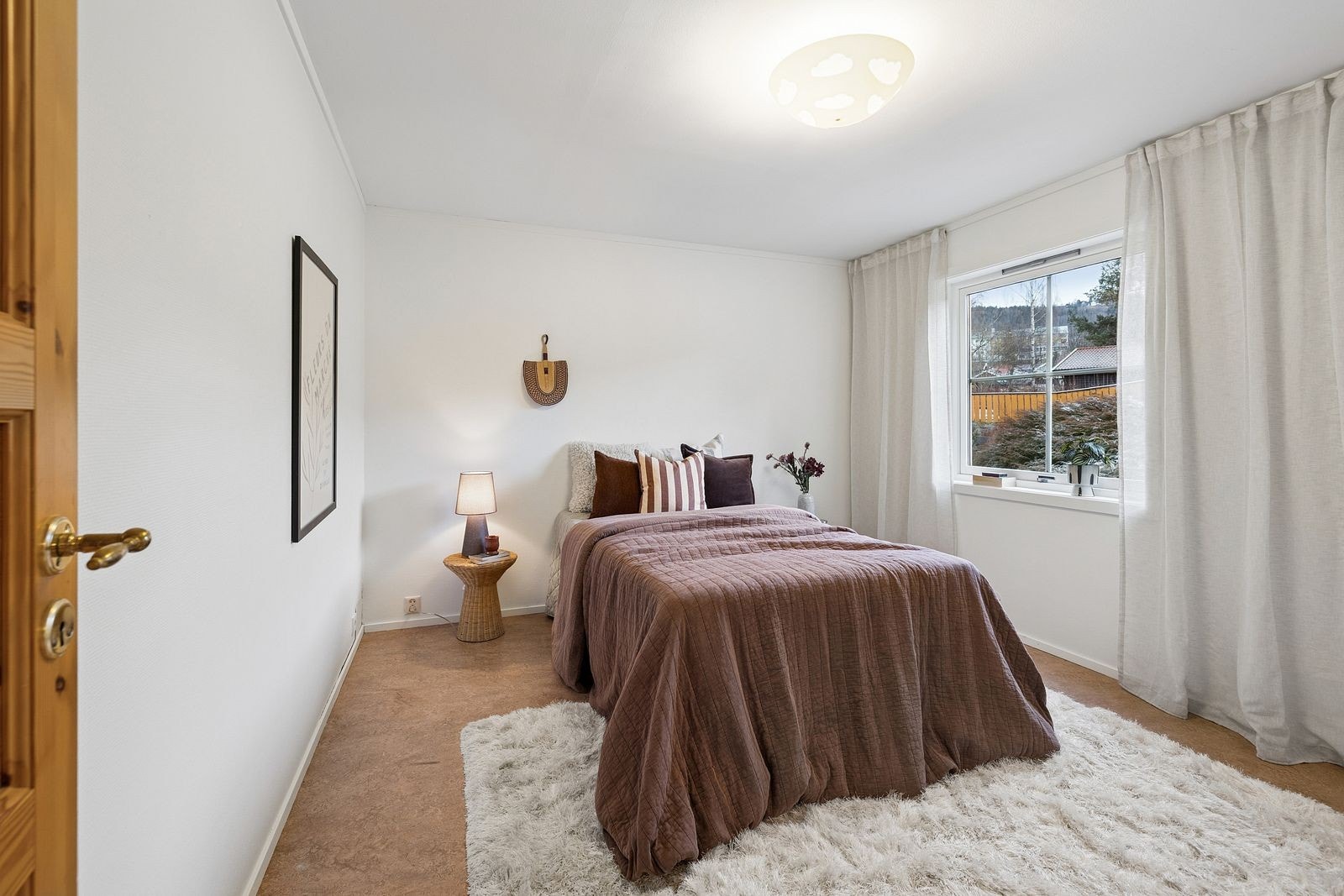 Boligen har tre soverom - hvorav alle rom er plassert i samme ende av boligen. Galleribilde