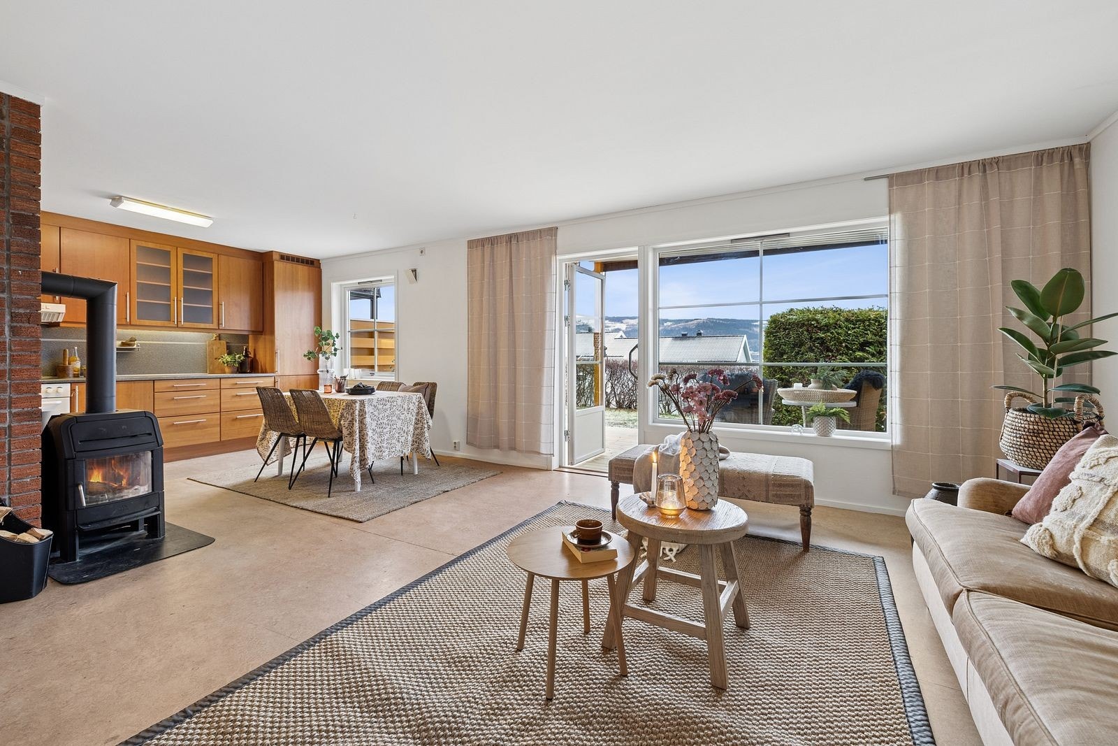 Den romslige planløsningen gir god plass til både sofagruppe og spisebord, slik at både familien og venner kan samles til hyggelige måltider eller avslappende kvelder. Galleribilde