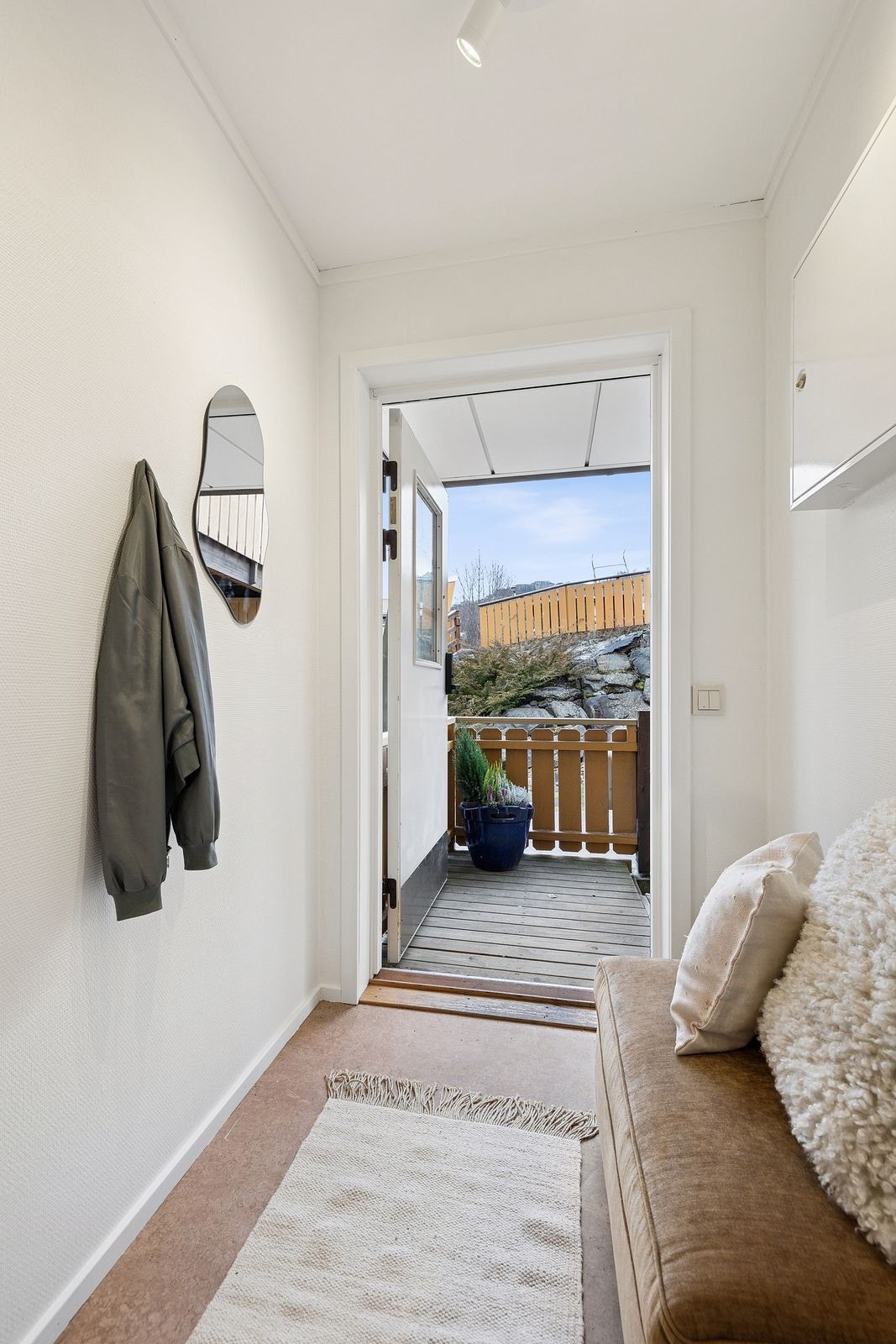 Lyst og hyggelig vindfang ønsker deg velkommen inn i boligen. Galleribilde