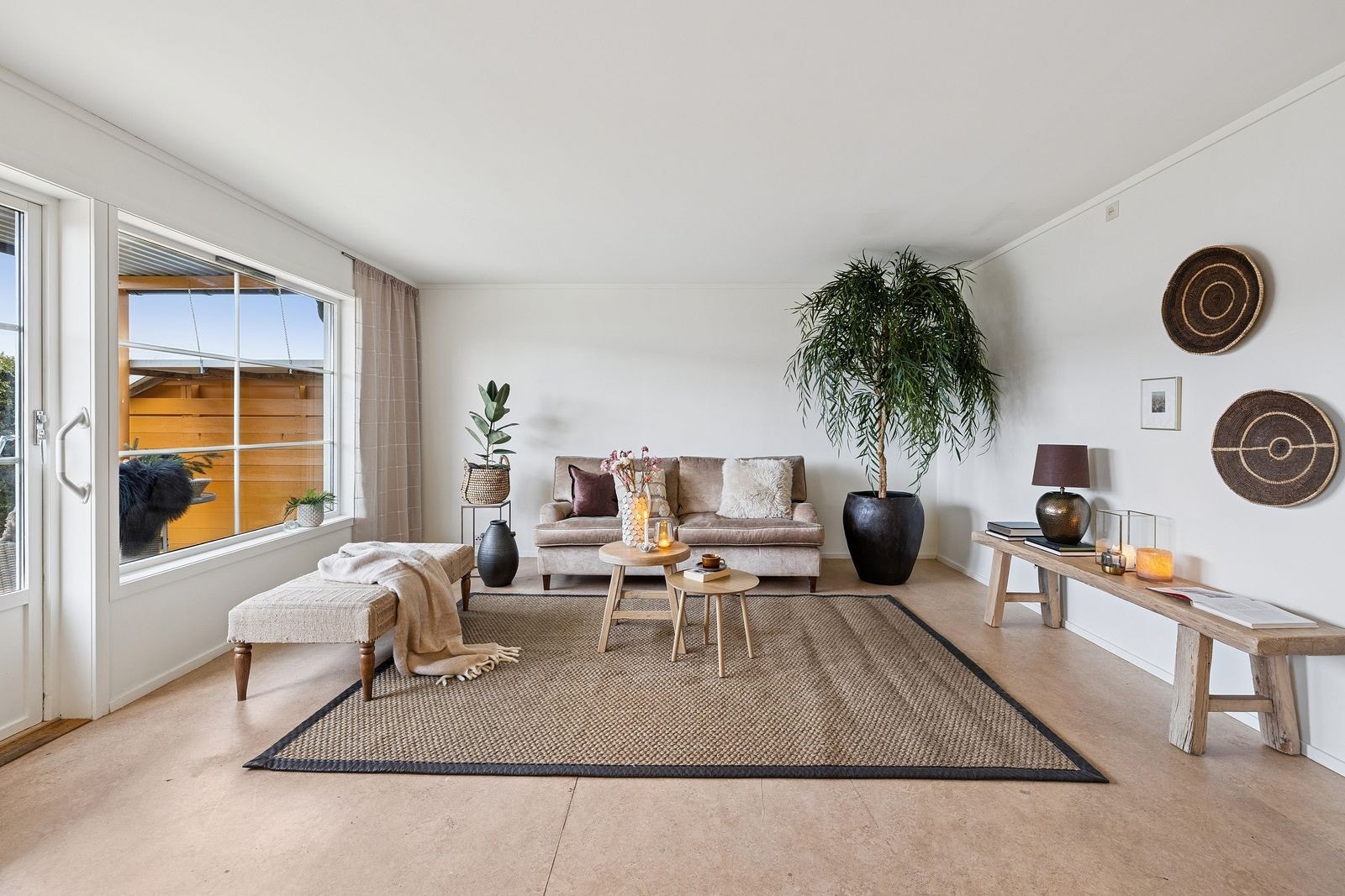 Lys stue med store vindusflater som gir godt med lys inn i rommet. Galleribilde