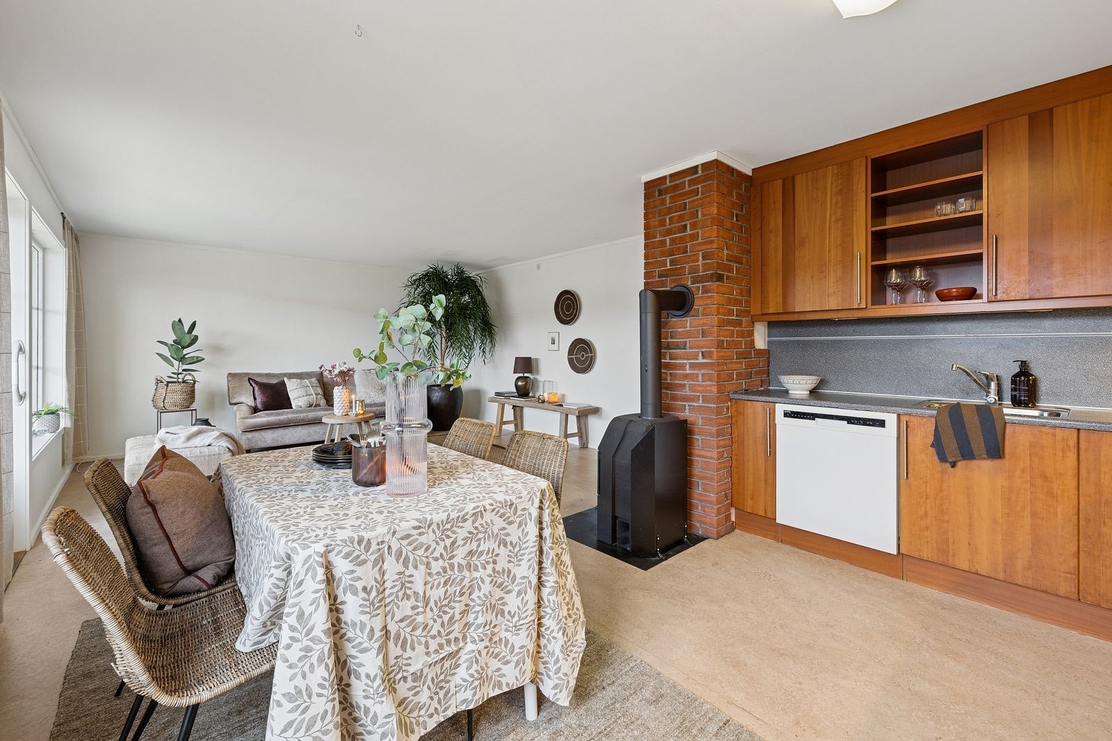 Kjøkken mot stue. Galleribilde