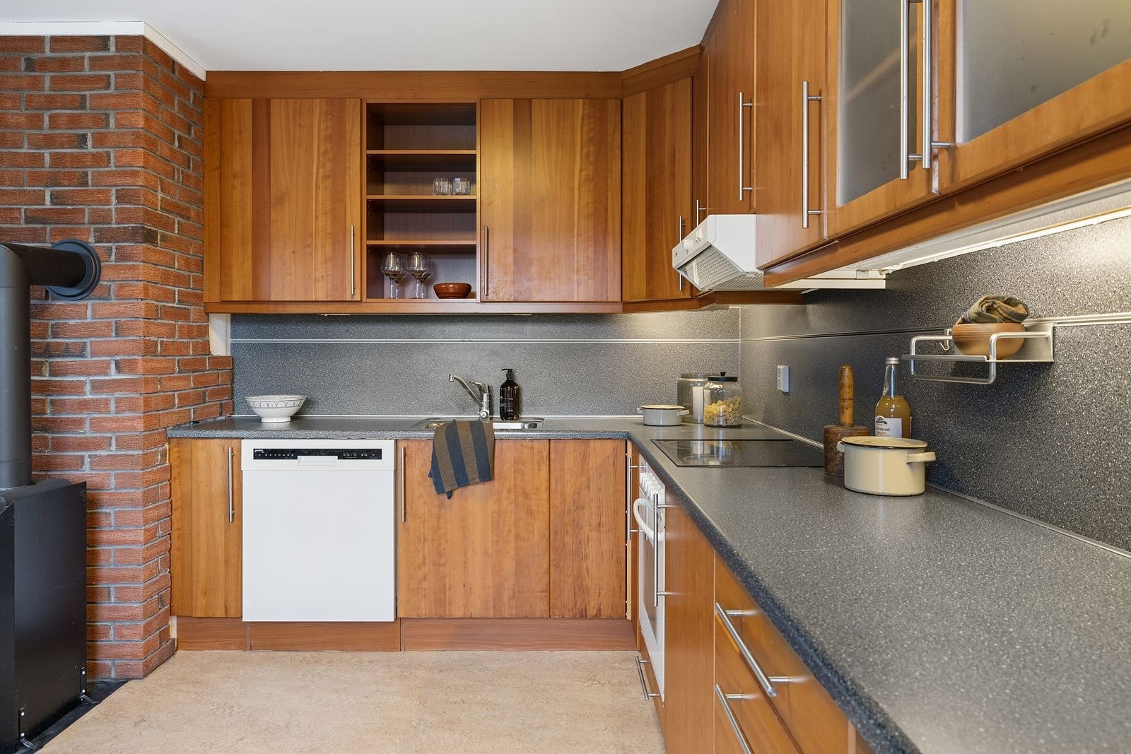 Vinkelformet kjøkkenløsning som gir god arbeidsflyt i rommet. Galleribilde