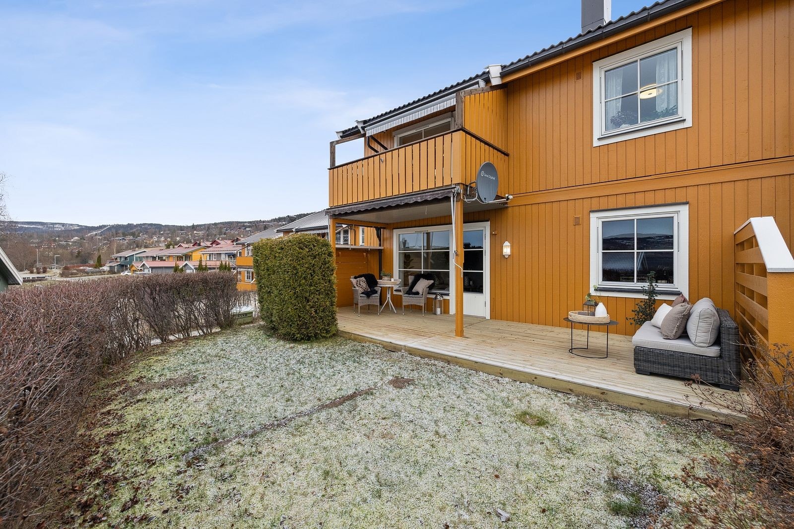 Terasse på 23 kvm med utgang fra stue/kjøkken. Galleribilde