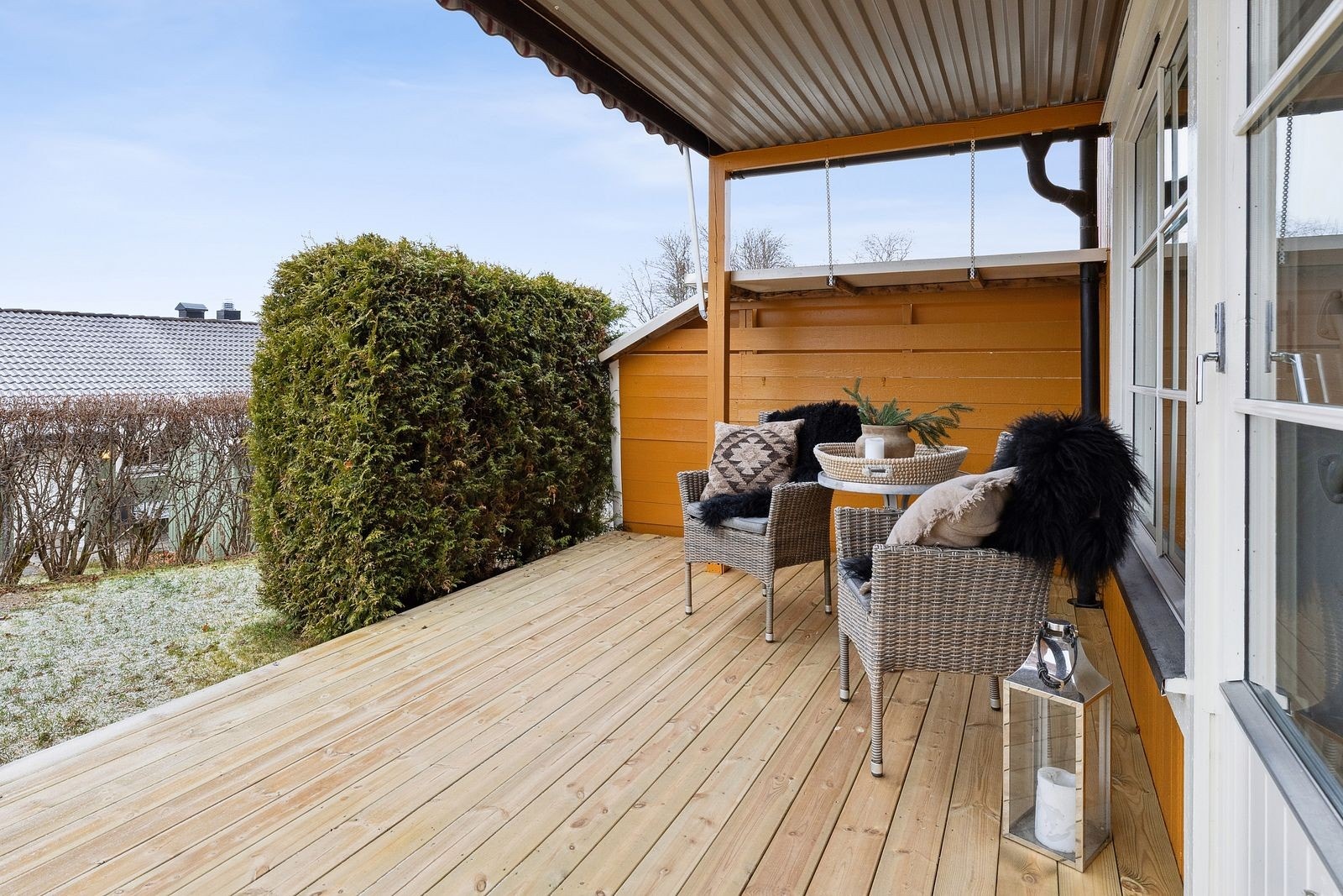 Deler av terrassen har overbygg fra ovenforliggende naboveranda. Galleribilde