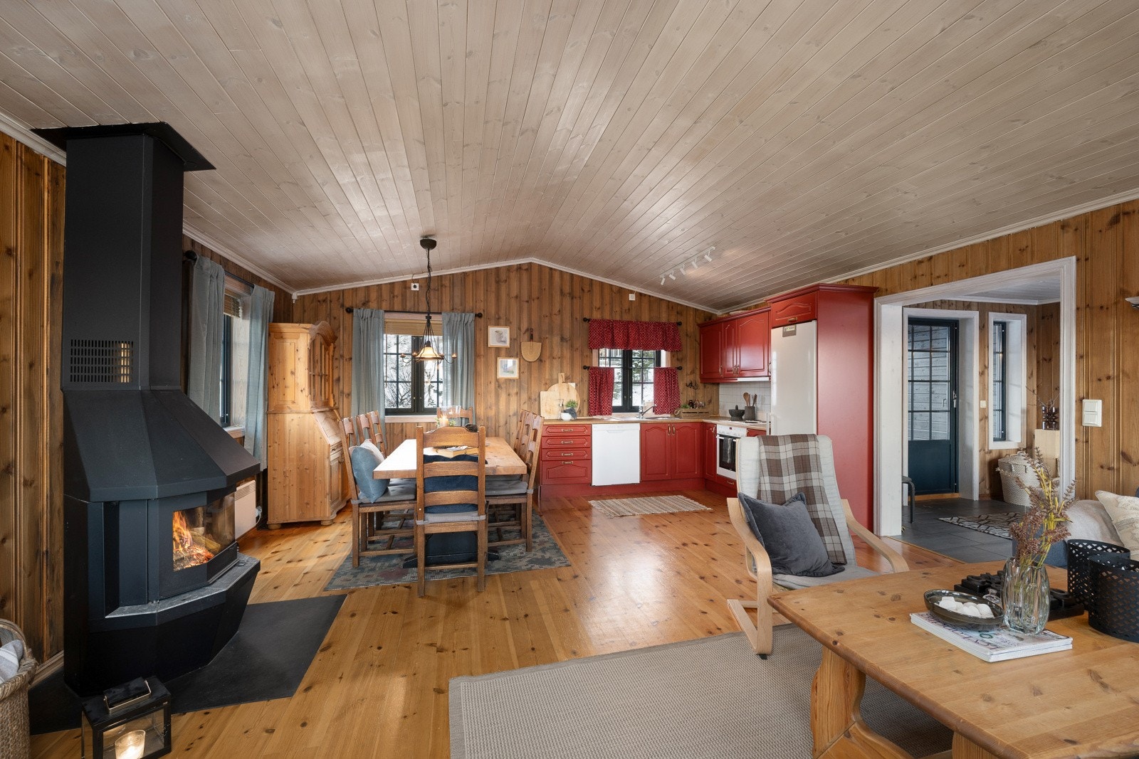 Kjøkkenet ligger i åpen løsning mot stuen og har innredning med laminerte skrog, profilerte fronter og heltre benkeplate med integrert kjøkkenkum. Galleribilde