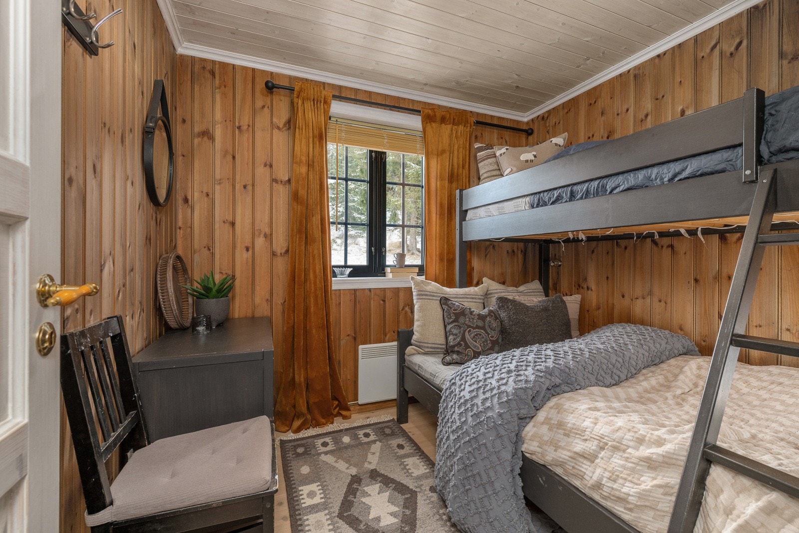 Rommene har også plass til kommode for oppbevaring. Galleribilde