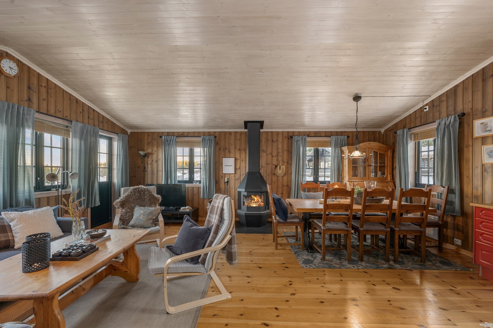 Trivelig allrom med plass til sofagruppe og spisebord. Perfekt for både hytteliv og festlige anledninger! Galleribilde
