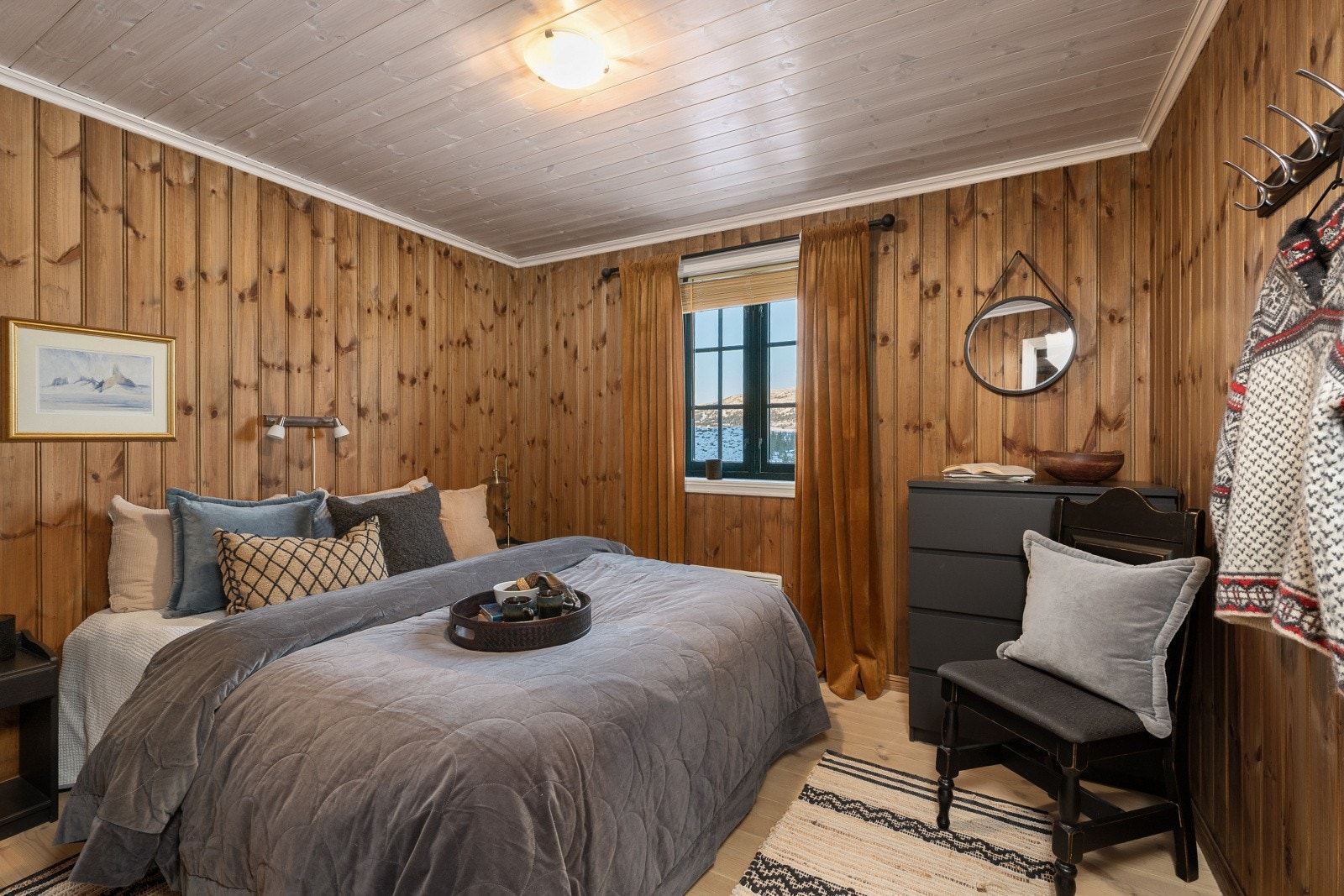 Hytta har tre funksjonelle soverom, hovedsoverom med plass til dobbeltseng og garderobe. Galleribilde