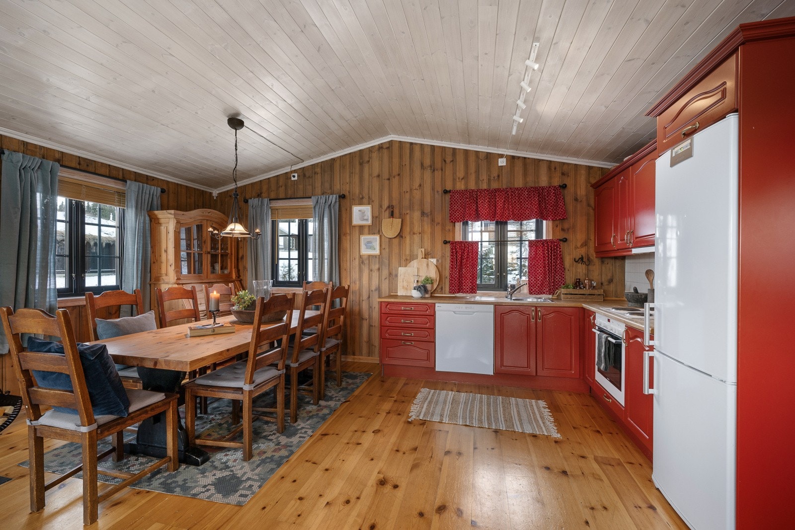 Det er integrert komfyr og koketopp, plass til oppvaskmaskin samt kombiskap for kjøl/frys. Kjøkkenventilator er montert over komfyren. Galleribilde