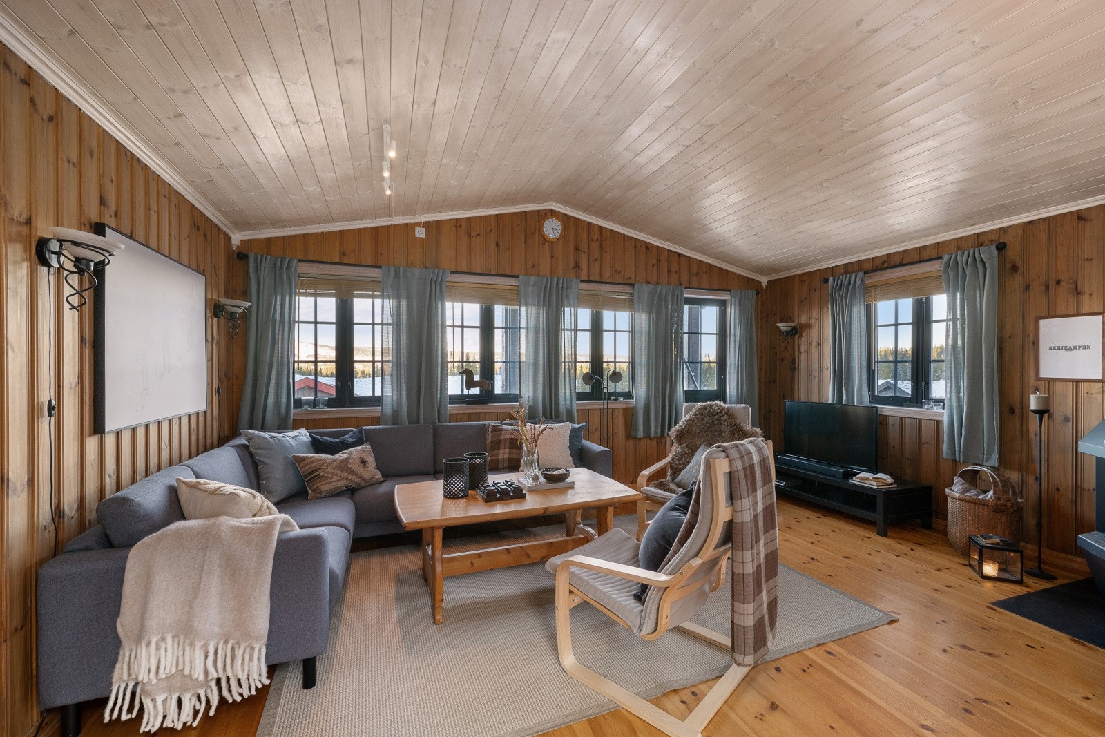 Flere vindusflater sørger for et godt naturlig lys inn i hytta. Galleribilde