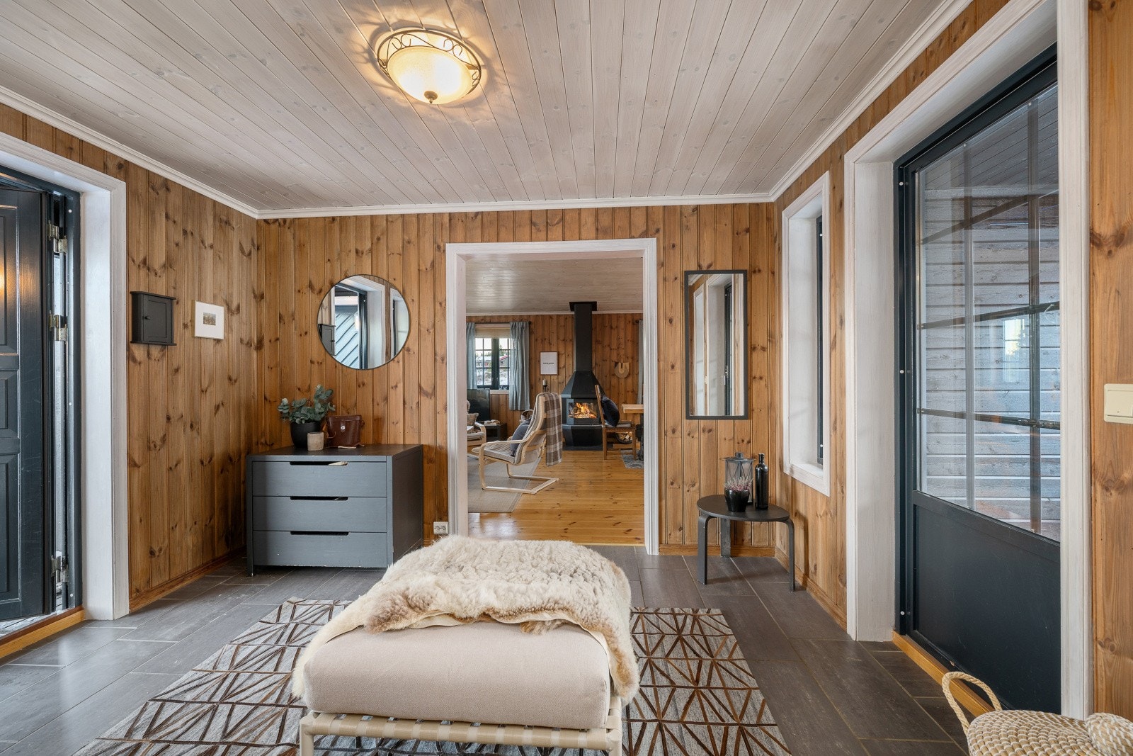 Hallen tar deg videre inn i stuen på ene siden og videre inn i soveromsfløyen på andre siden. Galleribilde