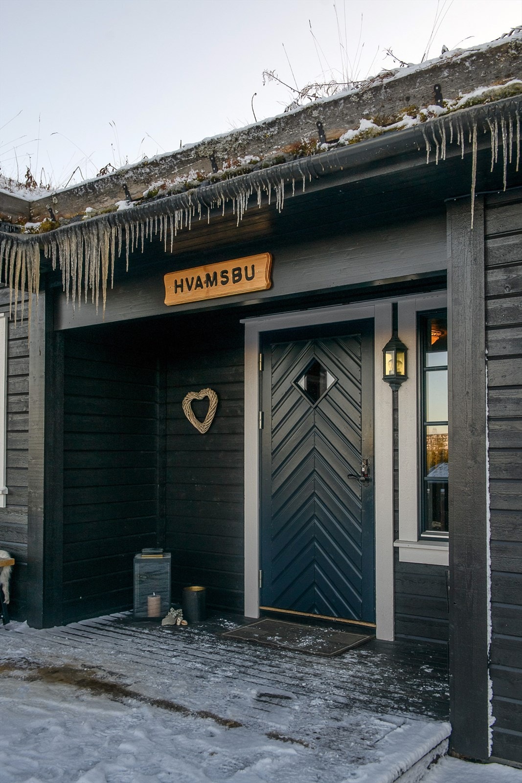 Hytta har delvis overbygget inngangsparti. Galleribilde