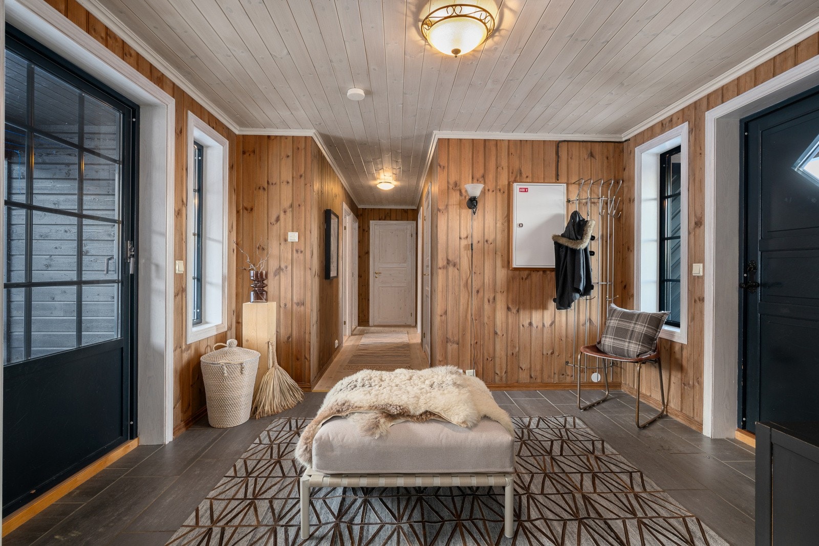 Hytta ønsker deg velkommen inn i en romslig hall med flislagt gulv med gulvvarme og god plass til å henge fra seg ytterklær. Galleribilde